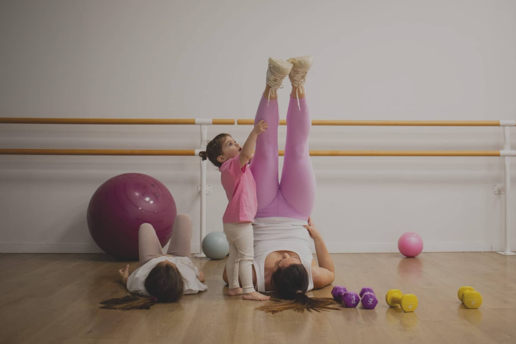 une photo de Caroline Rinaudo, coach sportive experte des mamans, faisant une séance de sport avec ses enfants.