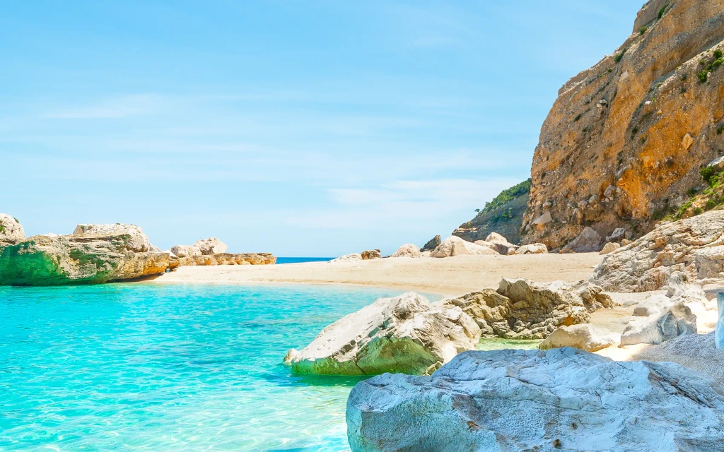 Den vakre stranden Cala Mariolu på Selvaggio Blu, Sardinia | Expa Travel