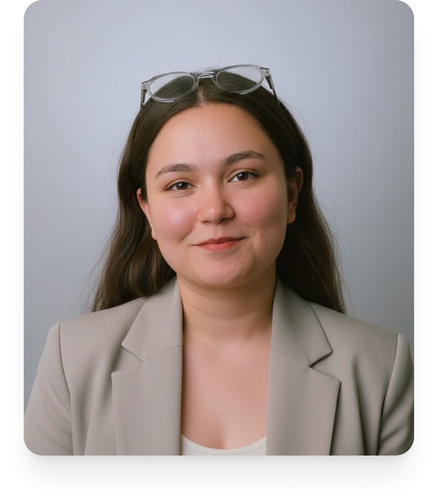 Una persona con una camiseta negra y pantalones de color claro está de pie en la cima rocosa de una montaña al atardecer, sosteniendo una cámara frente a su cara para tomar una foto. Un mar de nubes se extiende detrás de ellos, iluminado por la luz dorada del sol poniente.