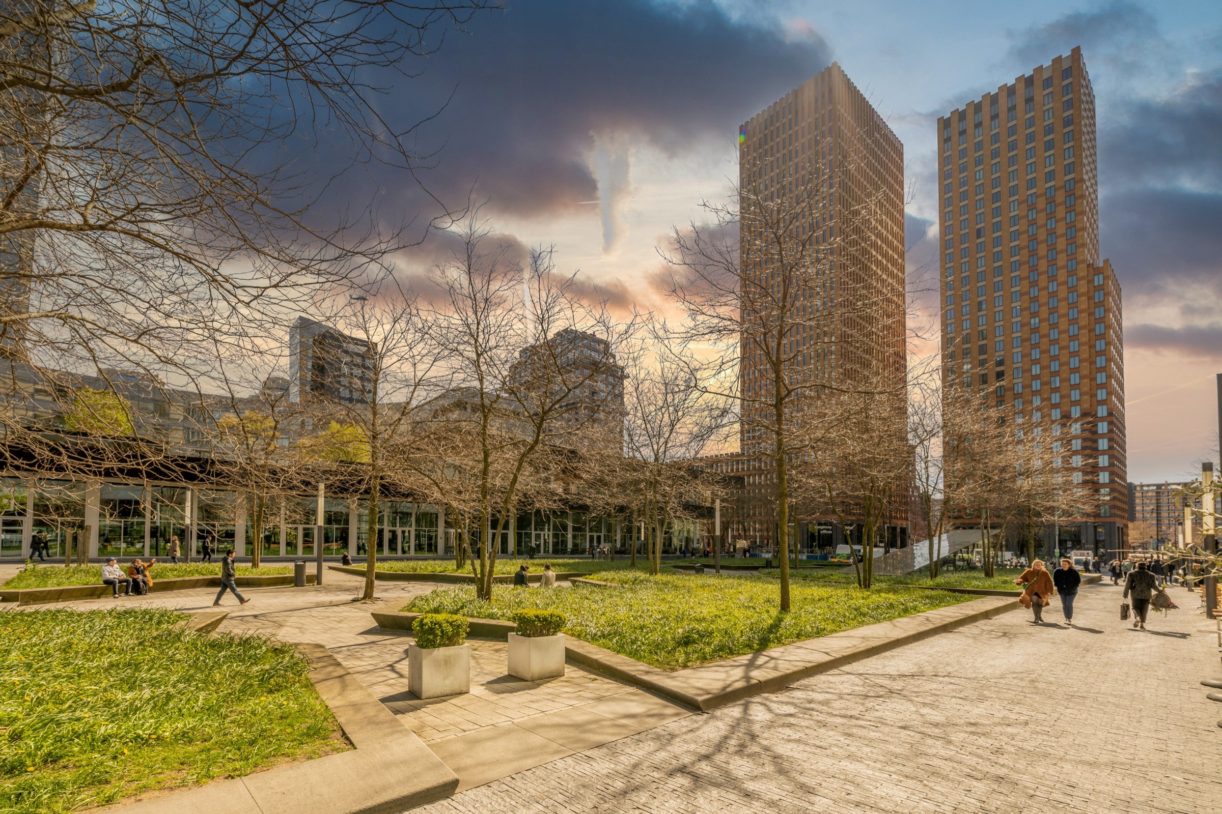 De Symphony toren gezien vanaf het park bij daglicht