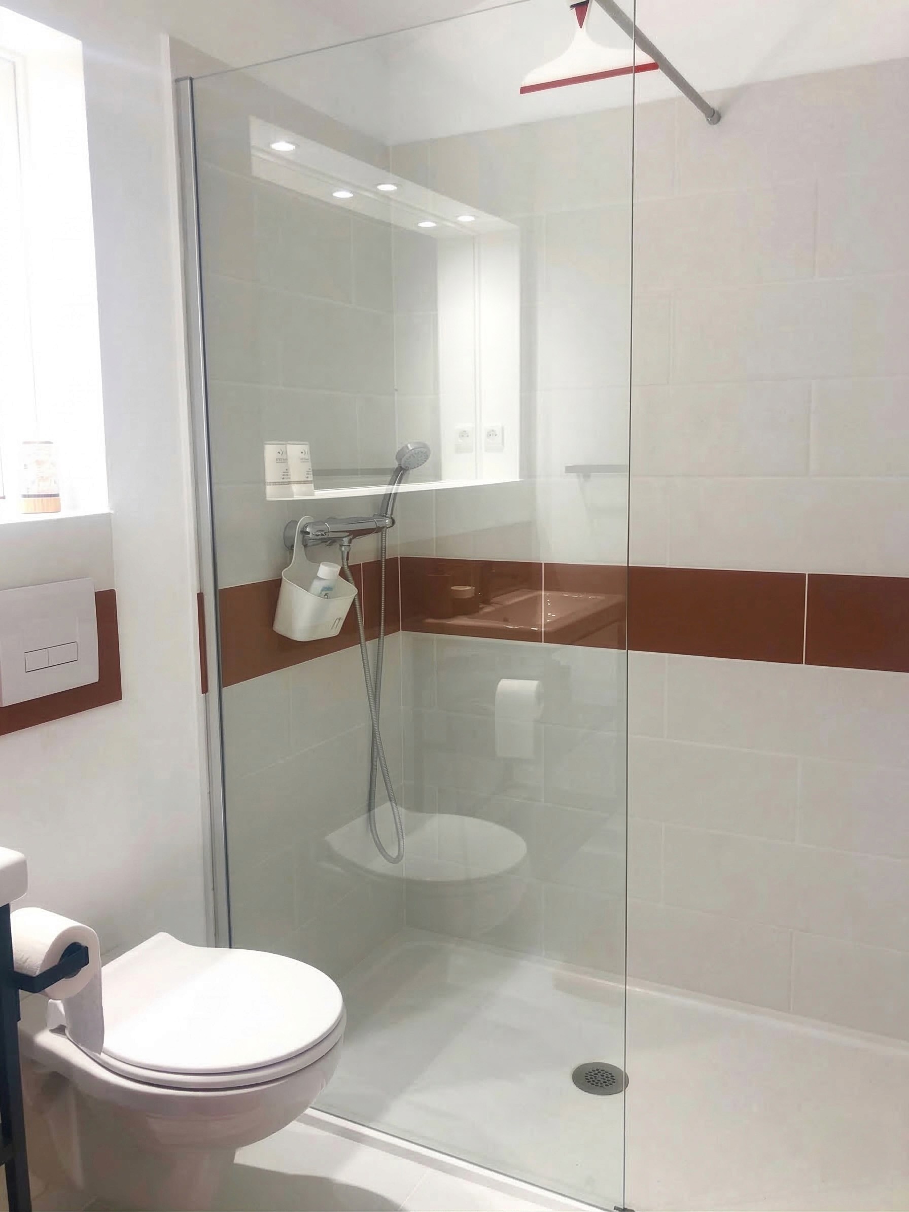 Salle de bain avec douche à l'italienne, chambre d'hôtes Le Clos de la Hourserie