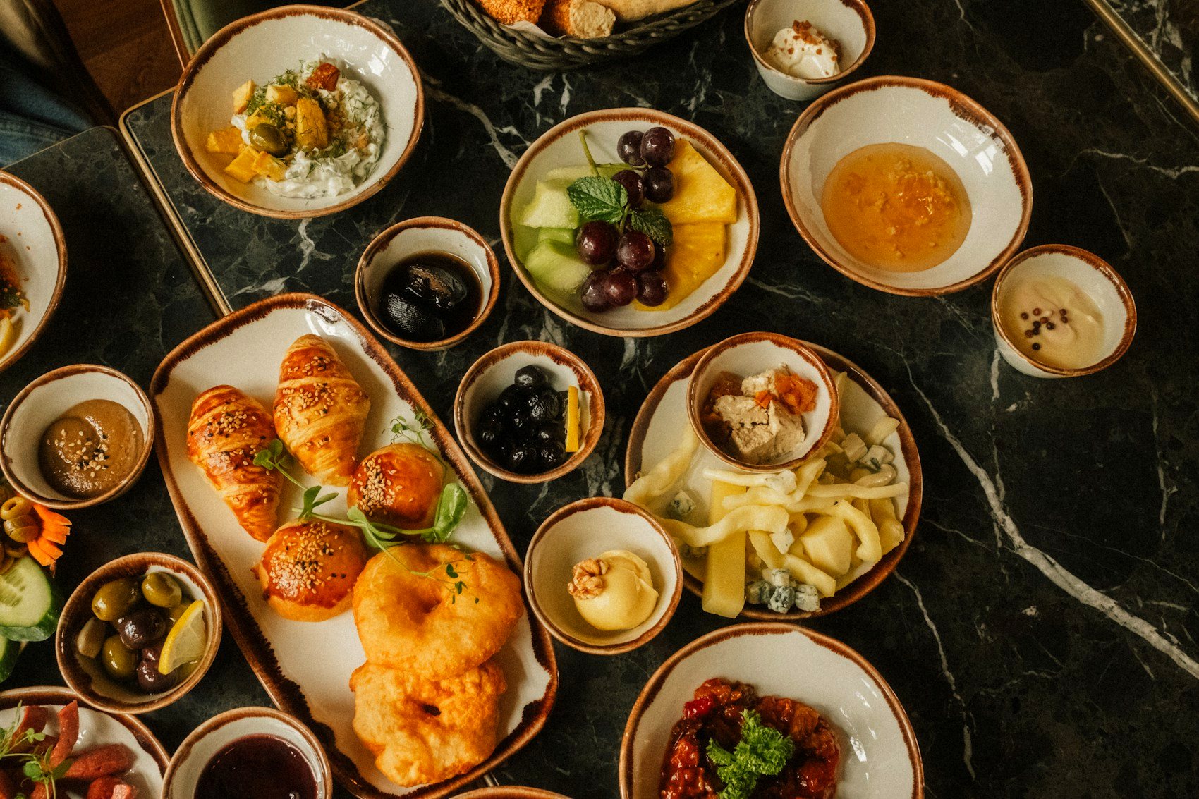 A table of plates at Ostra