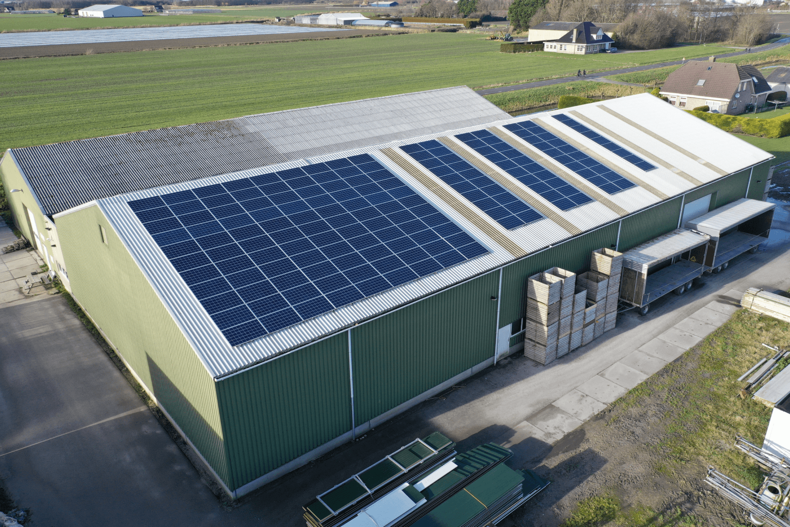Ost-West ausgerichtete Photovoltaikanlage auf einem Gewerbegebäude