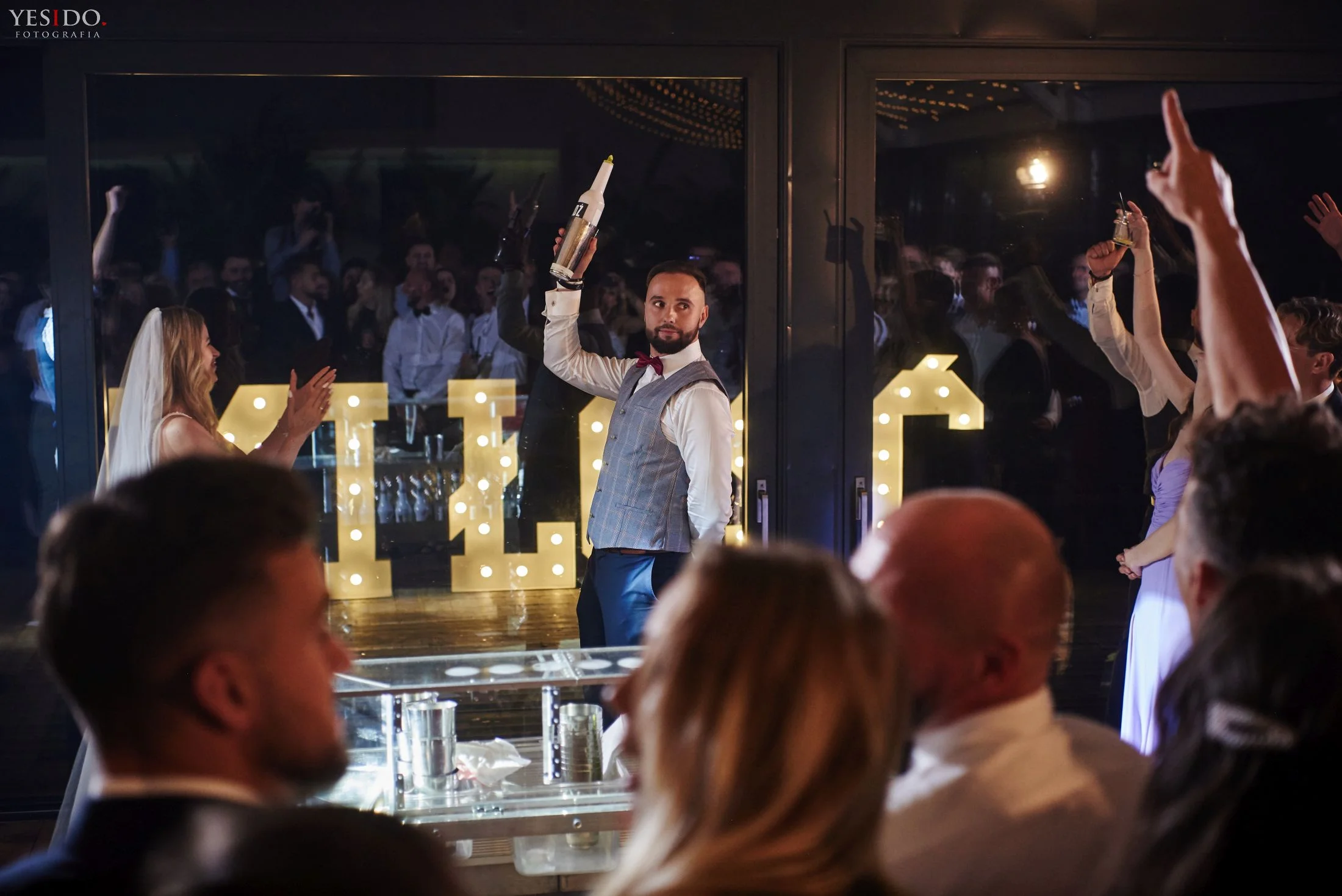 Nowoczesne atrakcje weselne – barman na mobilnym barze.