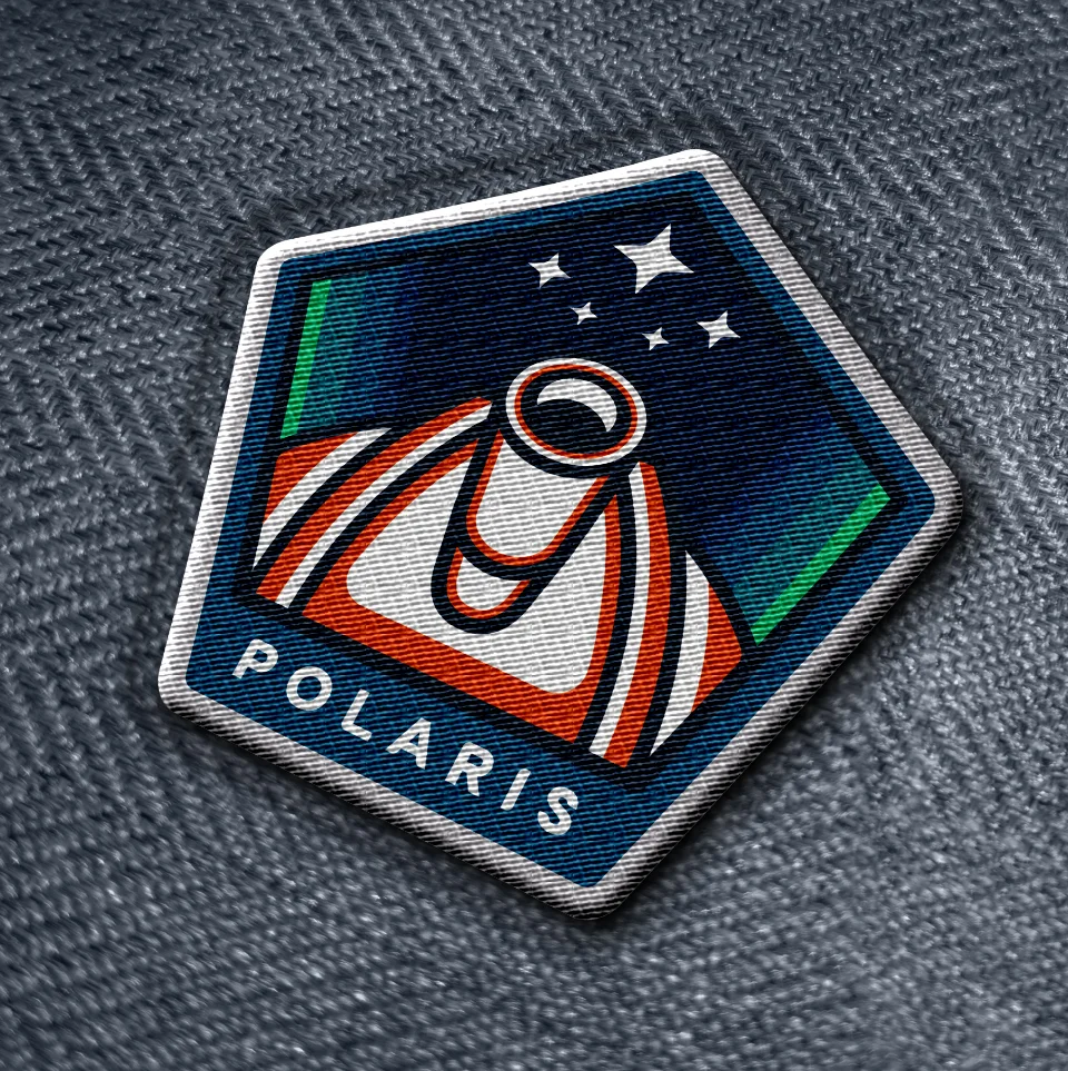 Blason du logo Polaris, une broderie du logotype entié, comprenant le logo typo Polaris et une illustration de télescope.