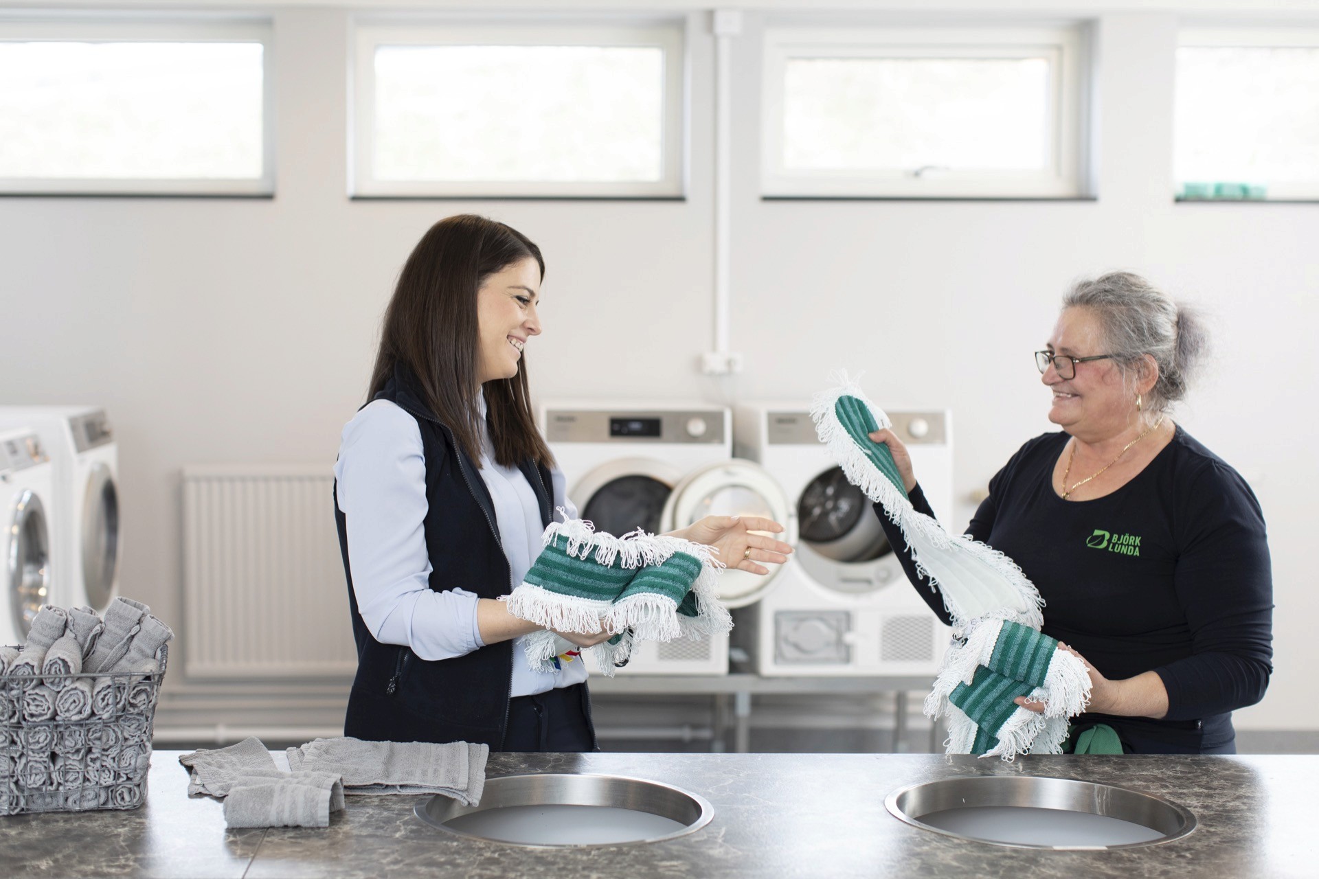 Servicepersonal som tvättar textilier