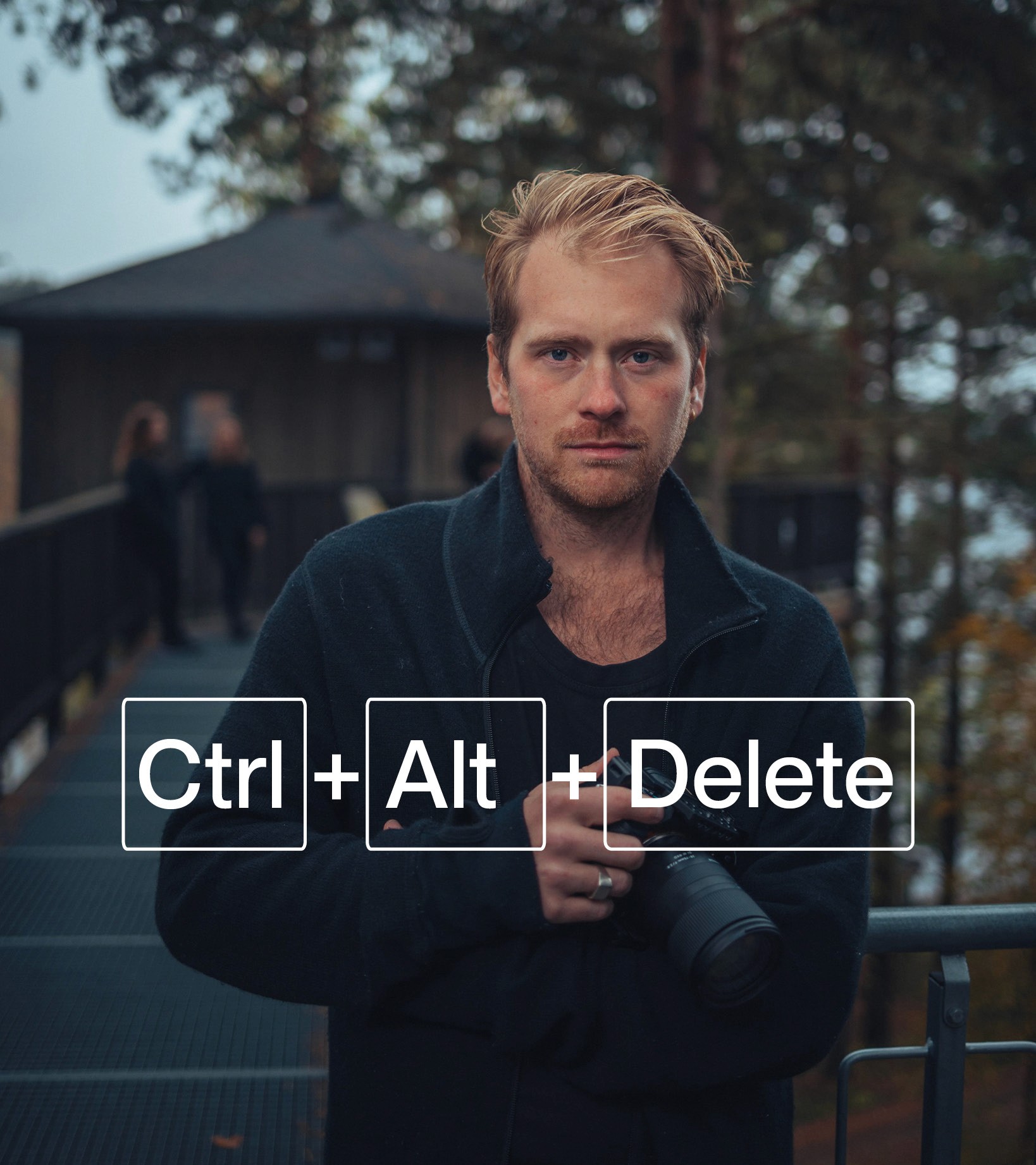 Bild på fotograf med en kamera och knappar som säger "Ctrl + Alt + Delete"