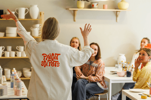 Mennesker som blir undervist i hvordan male på keramikk
