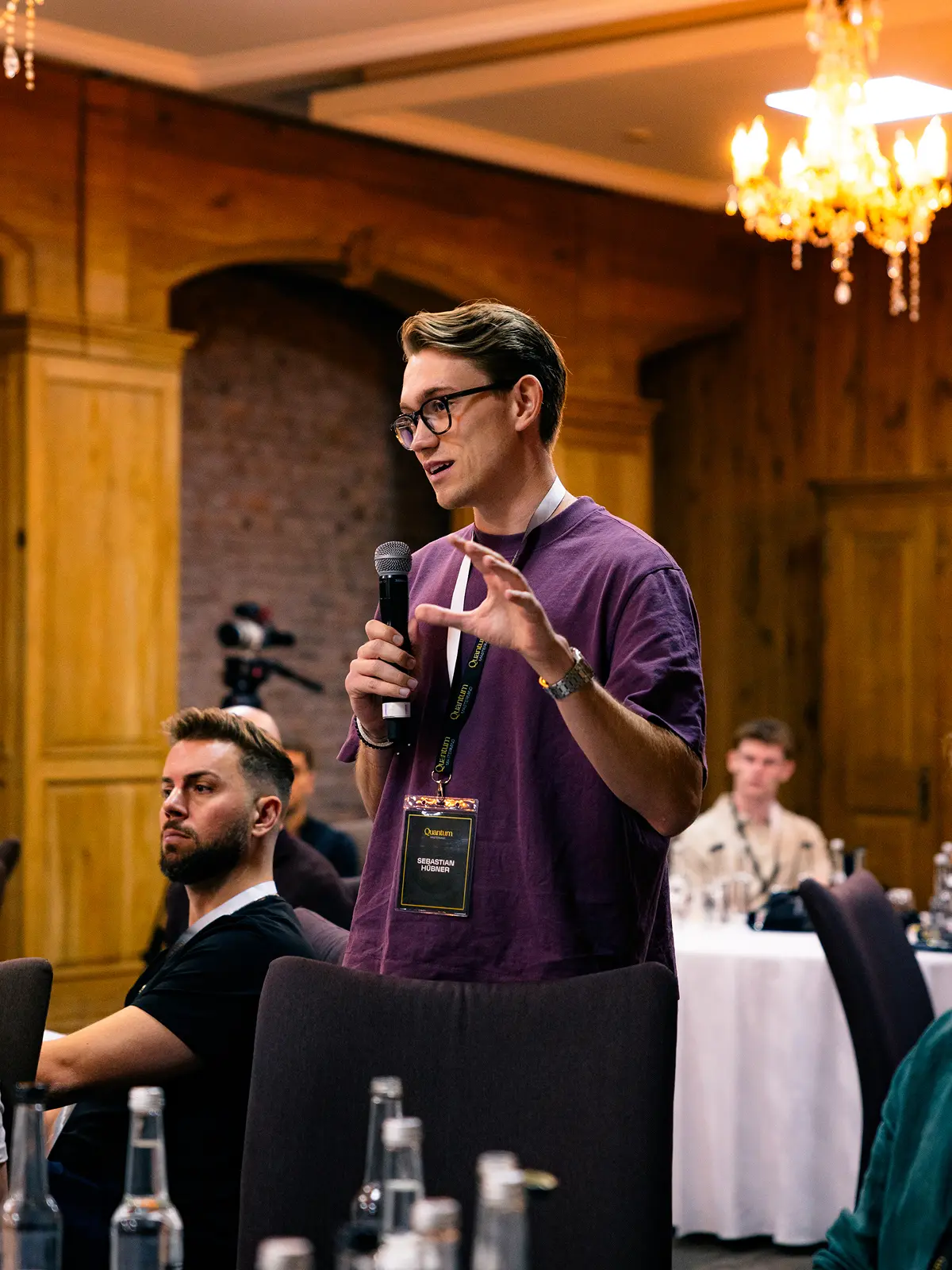 Sebastian Hübner, Co-Founder der KI Creator Akademie, mit Mikrofon auf einem Event