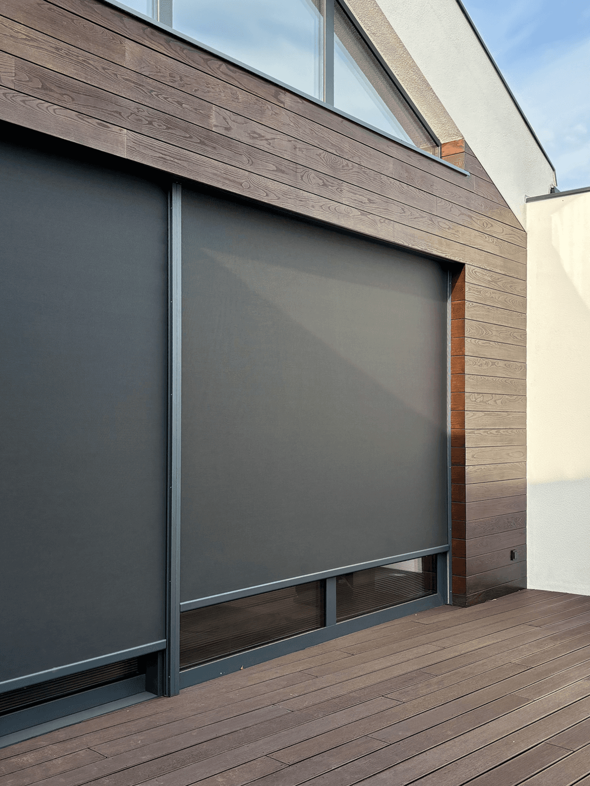 Eleganckie czarne rolety screen w nowym budownictwie w Pruszkowie.