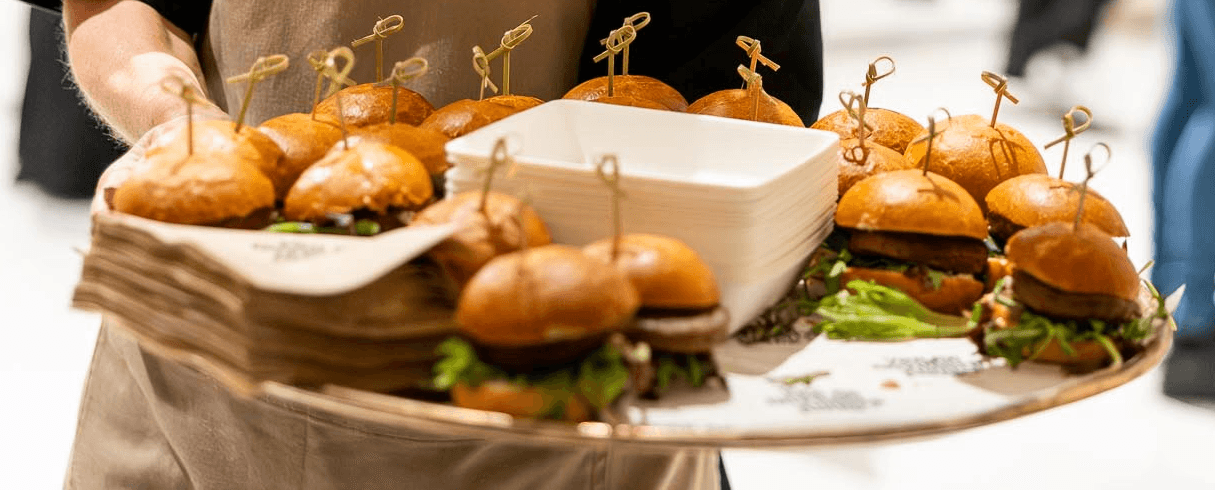 Evenementen catering met culinaire bites en sliders geserveerd aan gasten