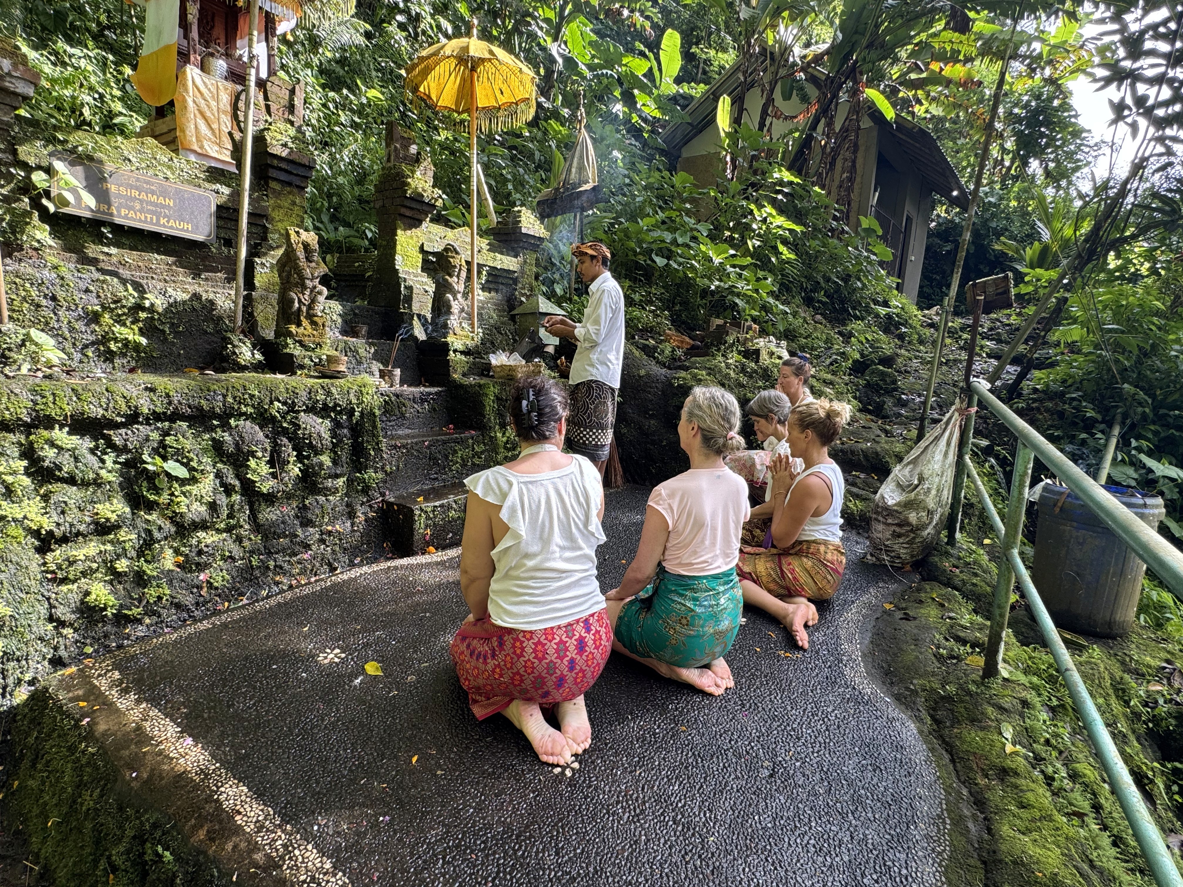 Personnes de dos en train de prier.