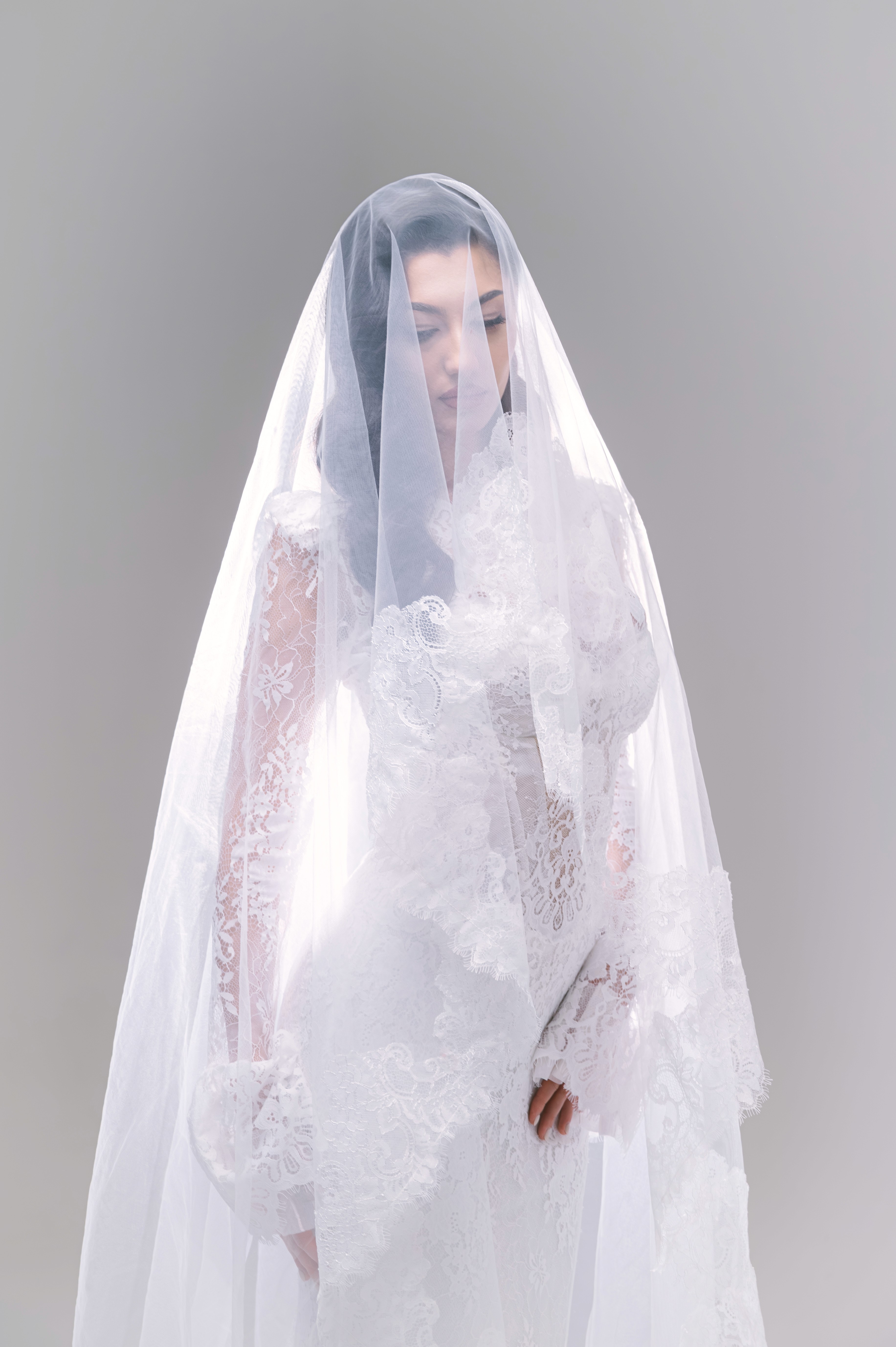 Mireasă într-o rochie sofisticată fotografiată prin voal, ședință foto bridal editorială în București