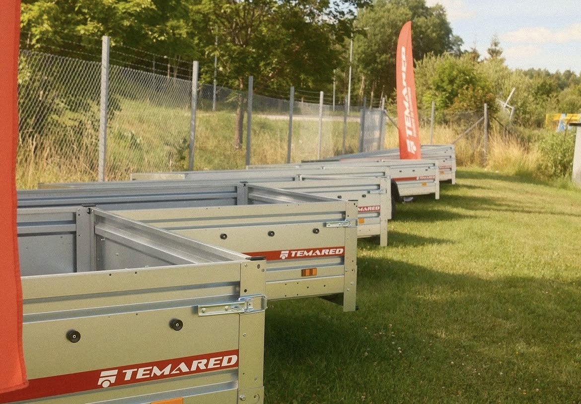 a trailer with a blue tarp on the back of it