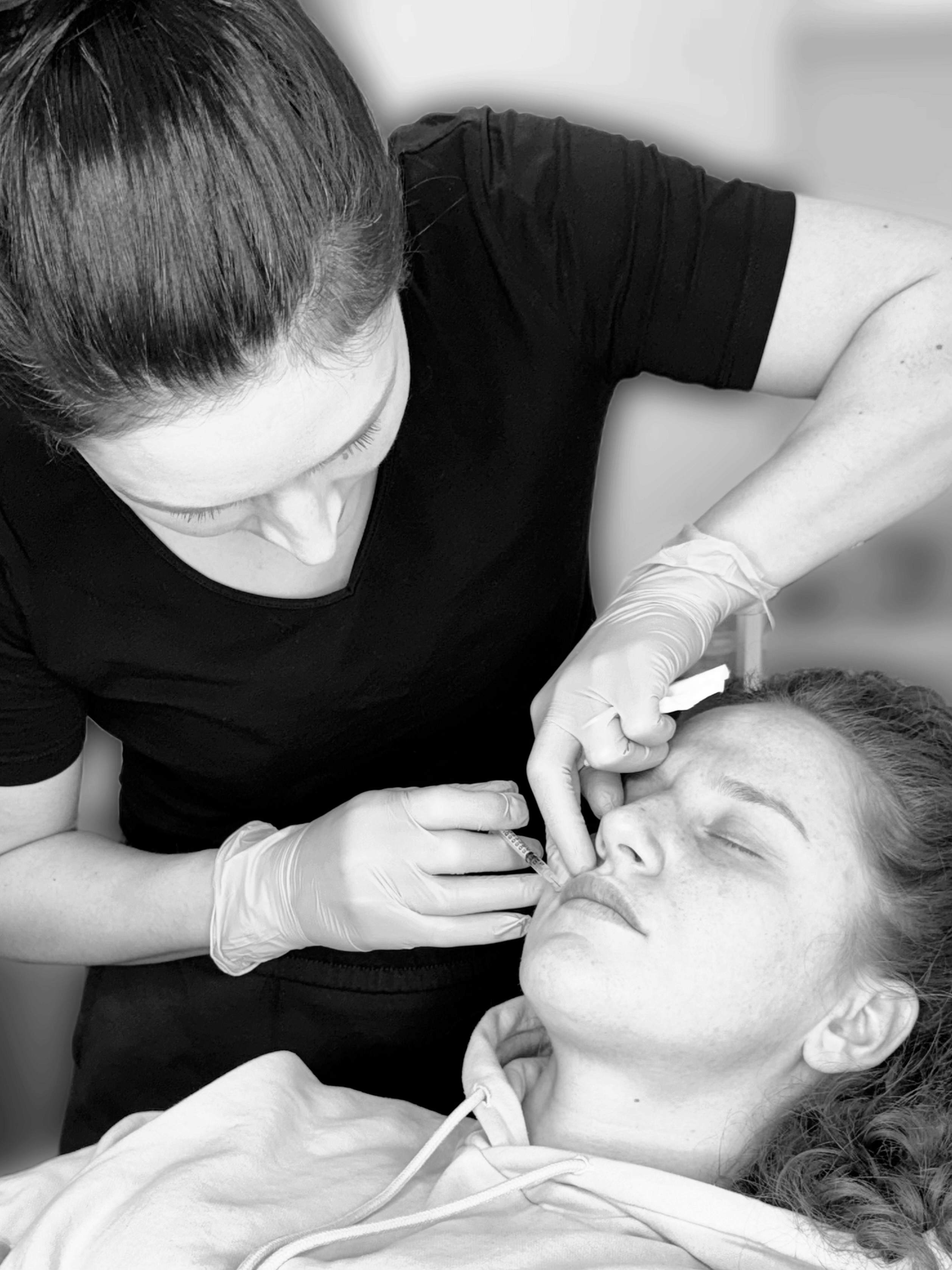 Elise Bernard performing a medical aesthetics treatment