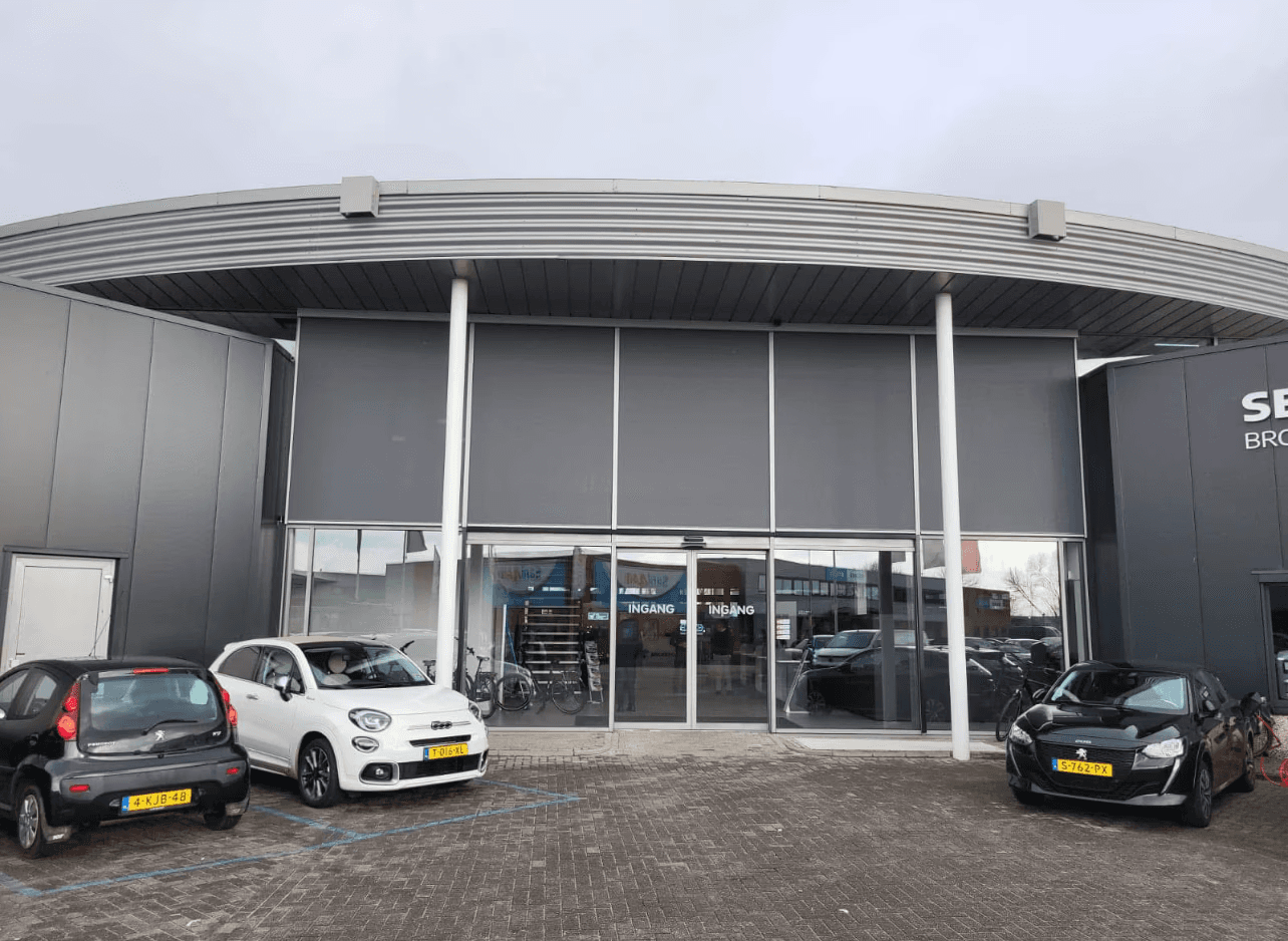 Zonwering op bedrijfspand - door Dugreja