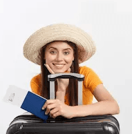 Mulher sorrindo com mala e passaporte pronta para viajar