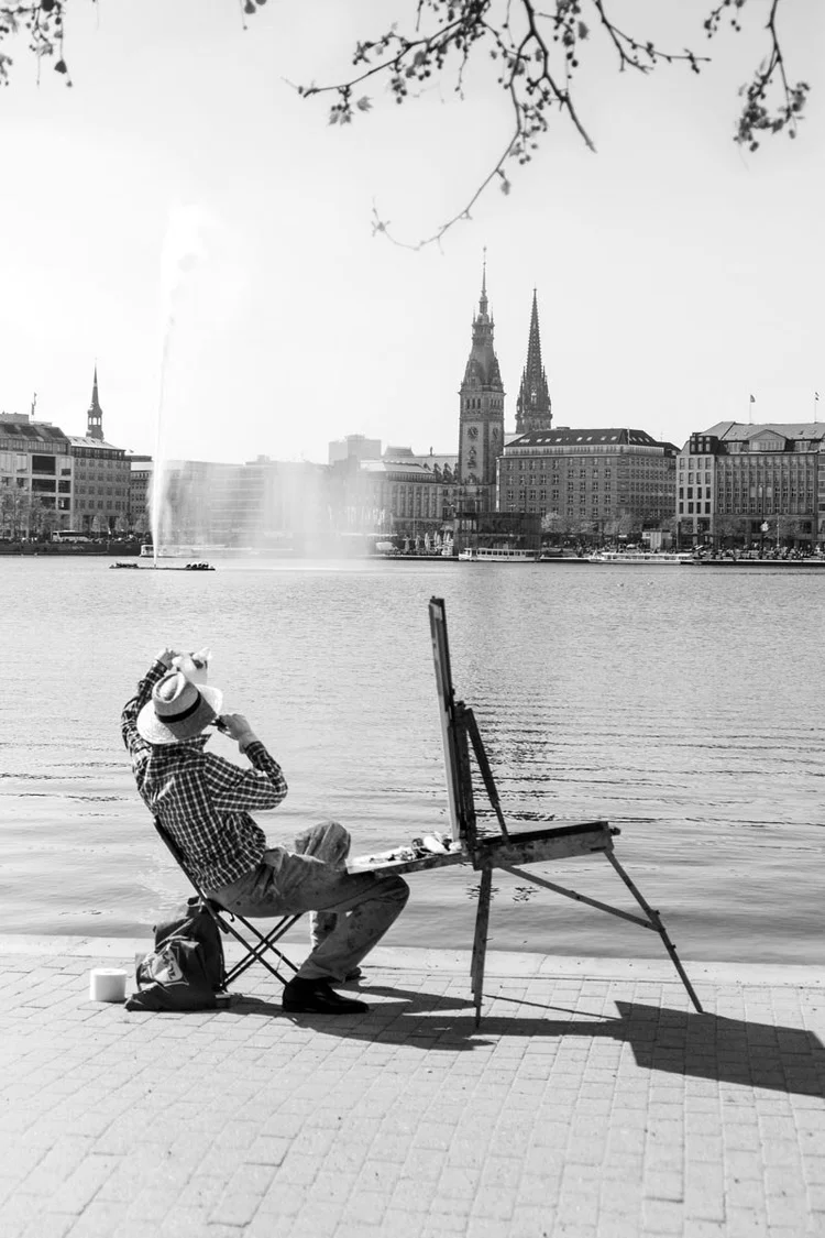 Painter making a painting of Hamburg