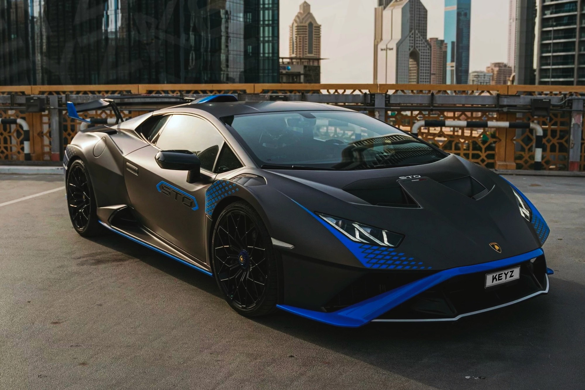 Vue extérieure Lamborghini Huracan STO Noir Mat – Location Supercar à Dubaï | Keyz Rent