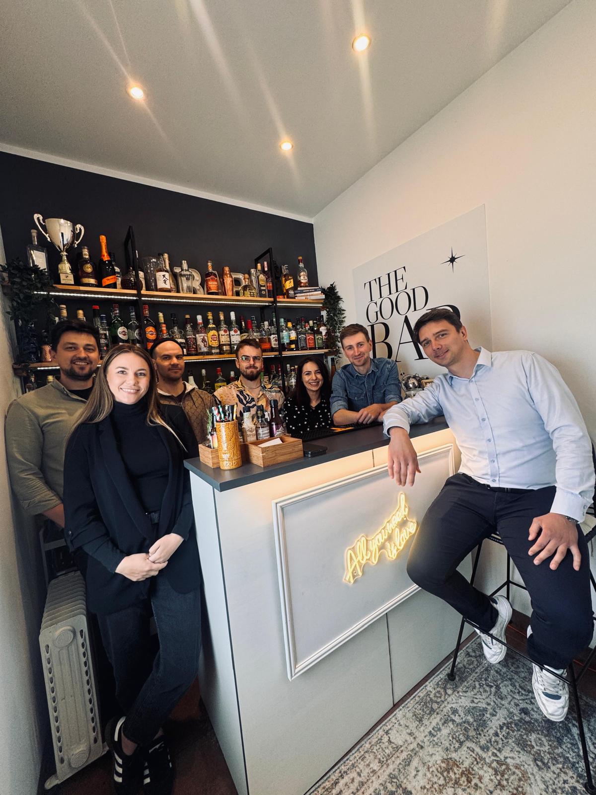 Barman na wesele zabawia gości po udanej obsłudze barmańskiej wesela