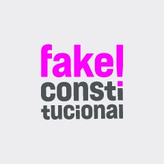Portada de ¡Fake! ¿Por qué no se retrocede en derechos sociales?, documento de debate constitucional de IdeaPaís, mostrando la frase fake constitucional escrita en fucsia y gris sobre un fondo blanco. 