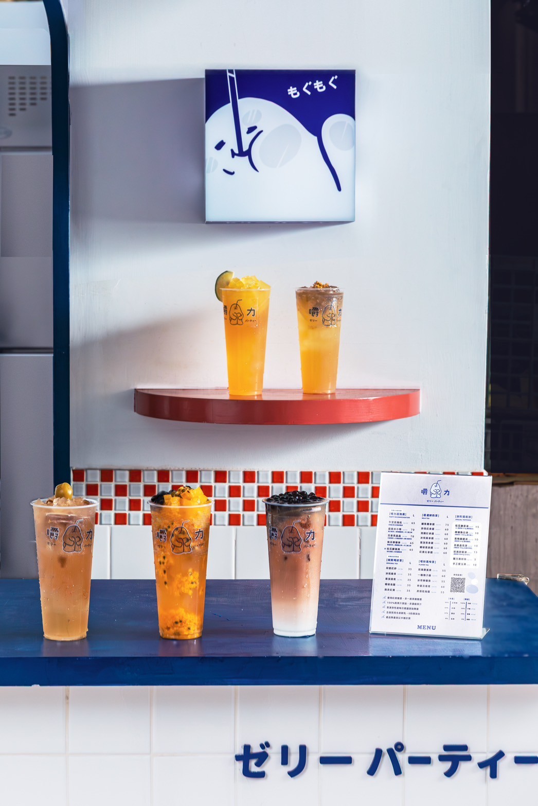 飲料店外看板設計，藍白配色與IP果凍人角色，趣味年輕化品牌視覺，吸引打卡的飲品店元素，質感設計理念