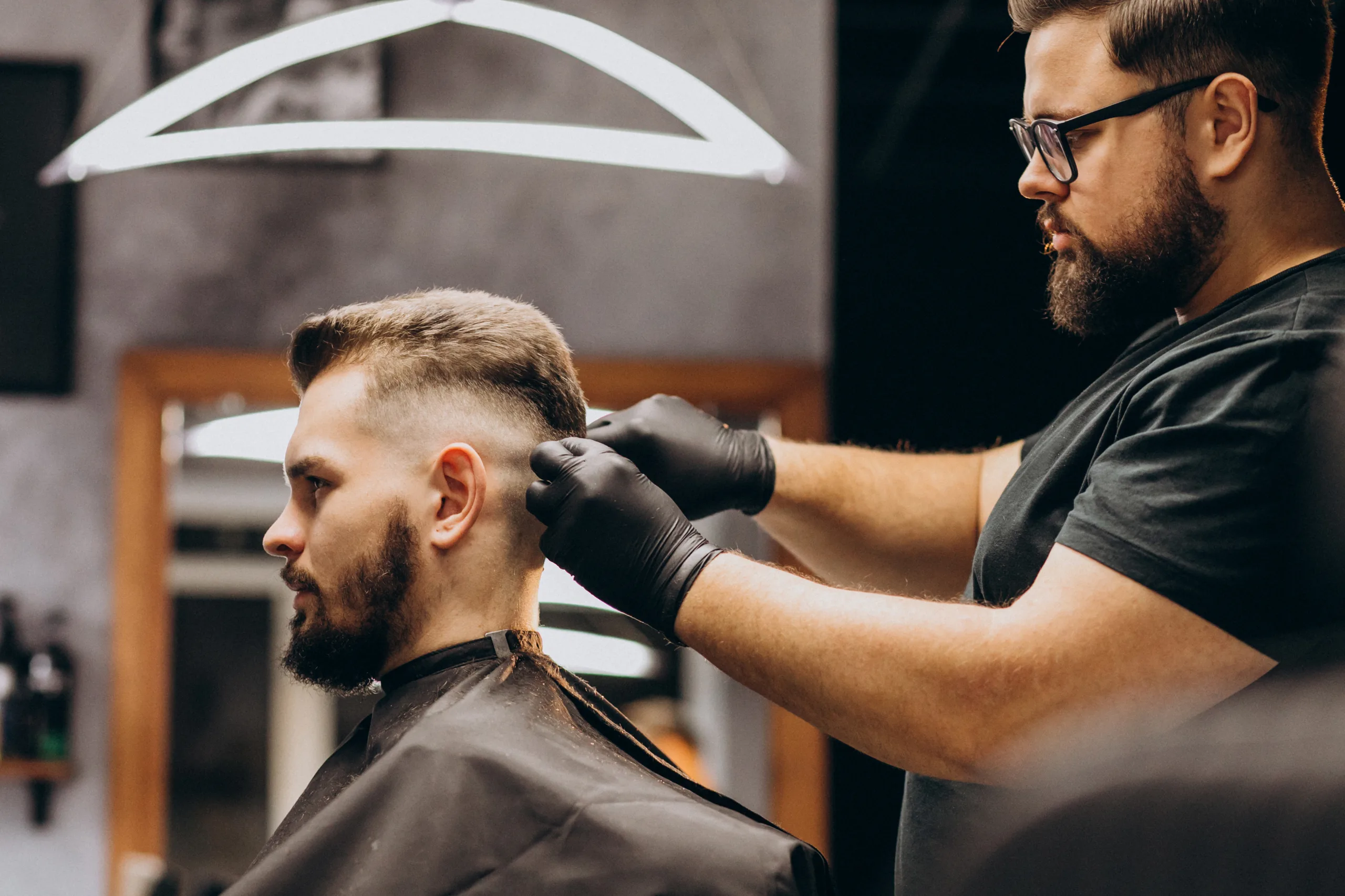 barbeiro realizando acabamento no corte de cabelo