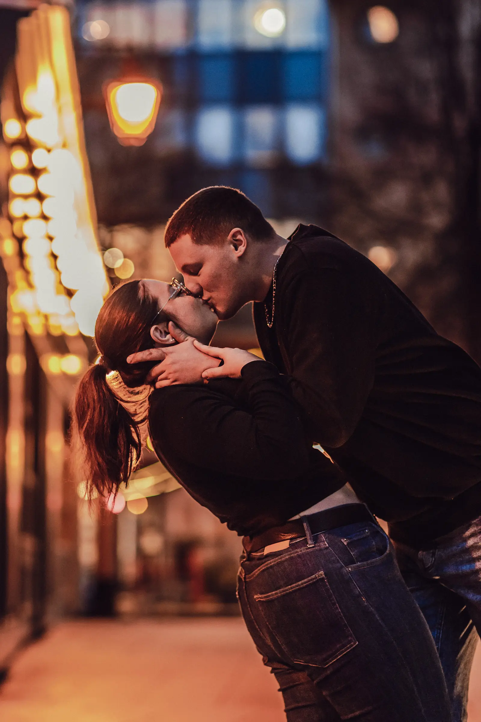 Couple qui s'embrasse dans une ville de nuit