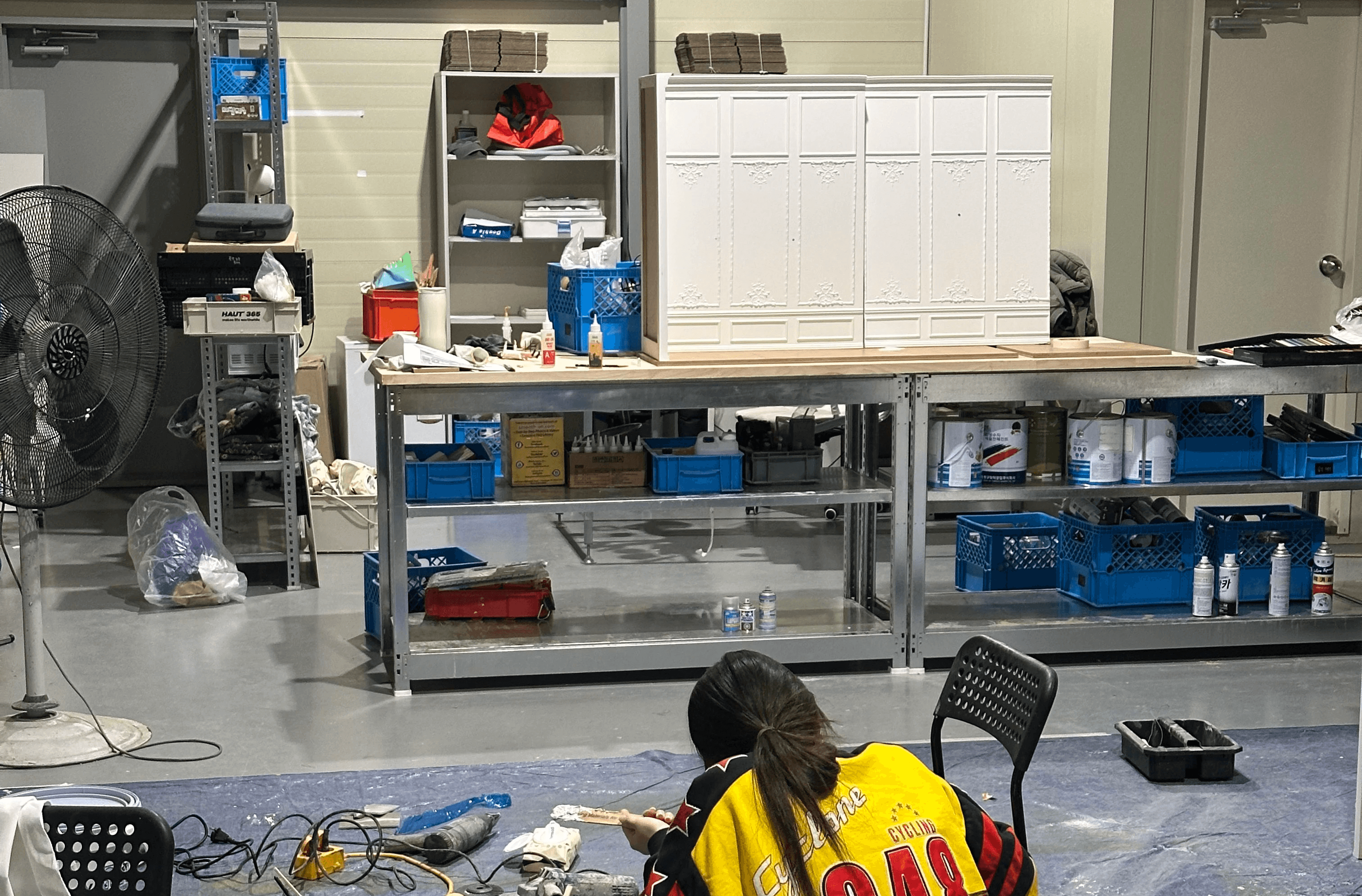 디올 쥬얼리 쇼윈도 미니어처 피규어 도색 및 마감, VMD 제작 스튜디오 내부 / Miniature figure painting and finishing inside Team Lorem studio — Dior jewelry show window VMD production