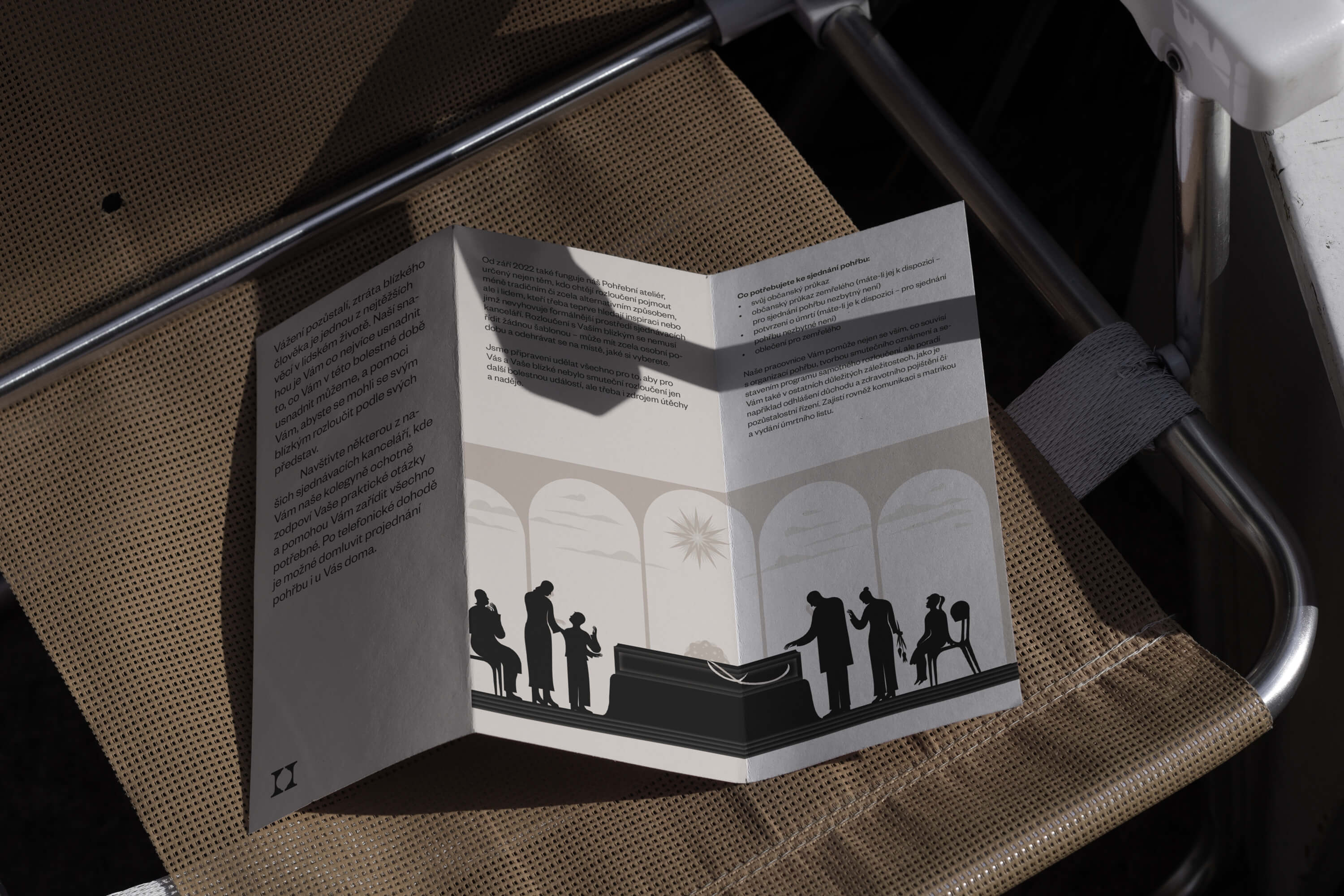 Nová vizuální identita pro Hřbitovy a pohřební služby Praha od studia Matouš Design, oceněná DESIGN BODem za citlivé grafické zpracování. Na fotografiích je vidět nové logo, ilustrace, orientační systém a tiskoviny, které přetvářejí pohled na hřbitovy jako na klidná a důstojná místa setkávání i vzpomínek.