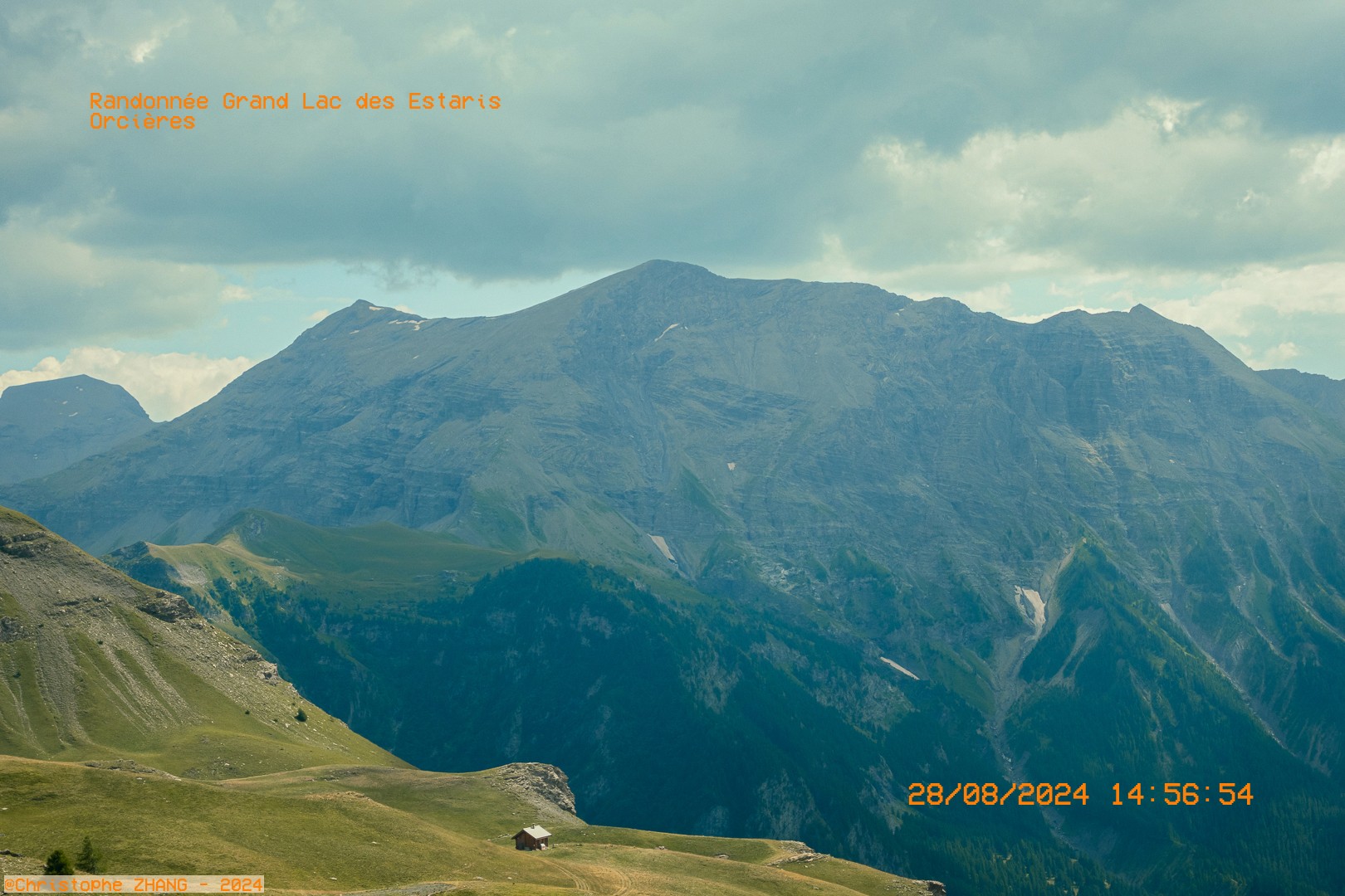 Paysage alpin d'Orcières avec une maison isolé.