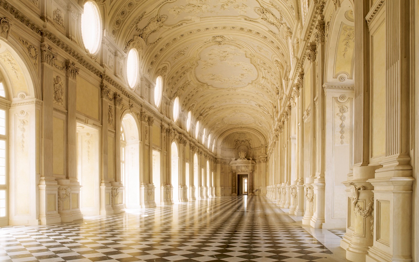 Dewan besar di Istana Diraja Turin dengan siling berhias dan lantai corak papan dam.