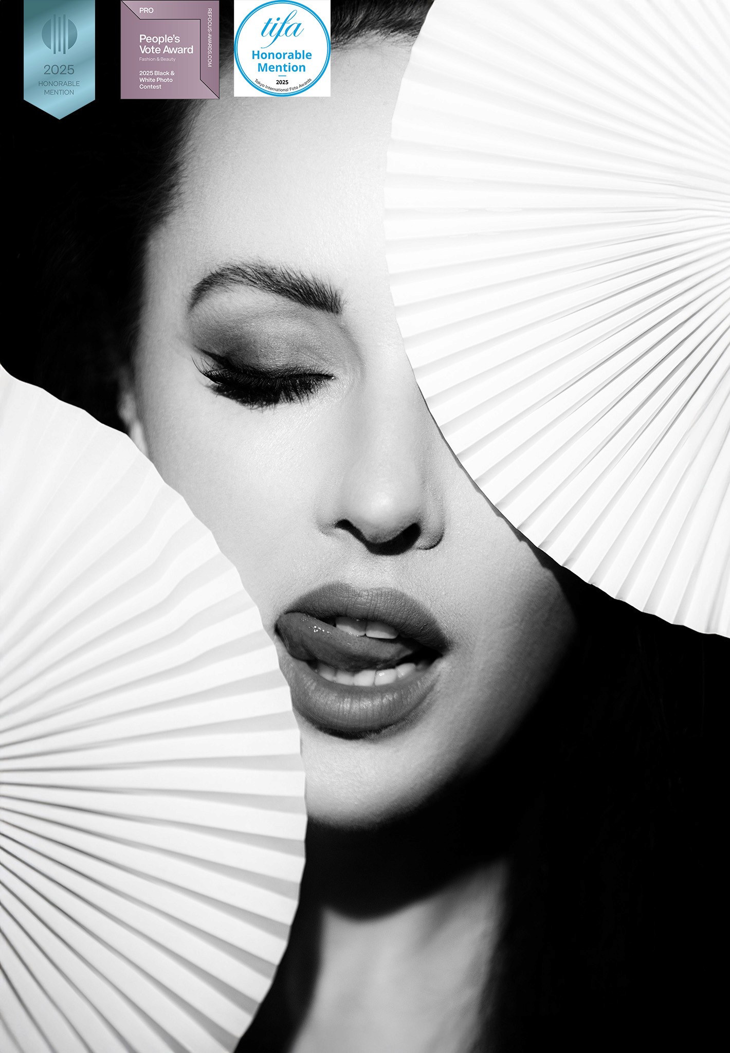 Woman's portrait with a fan, light and shadow, black and white - The Fan - Agnieszka Czyzkowska Photography