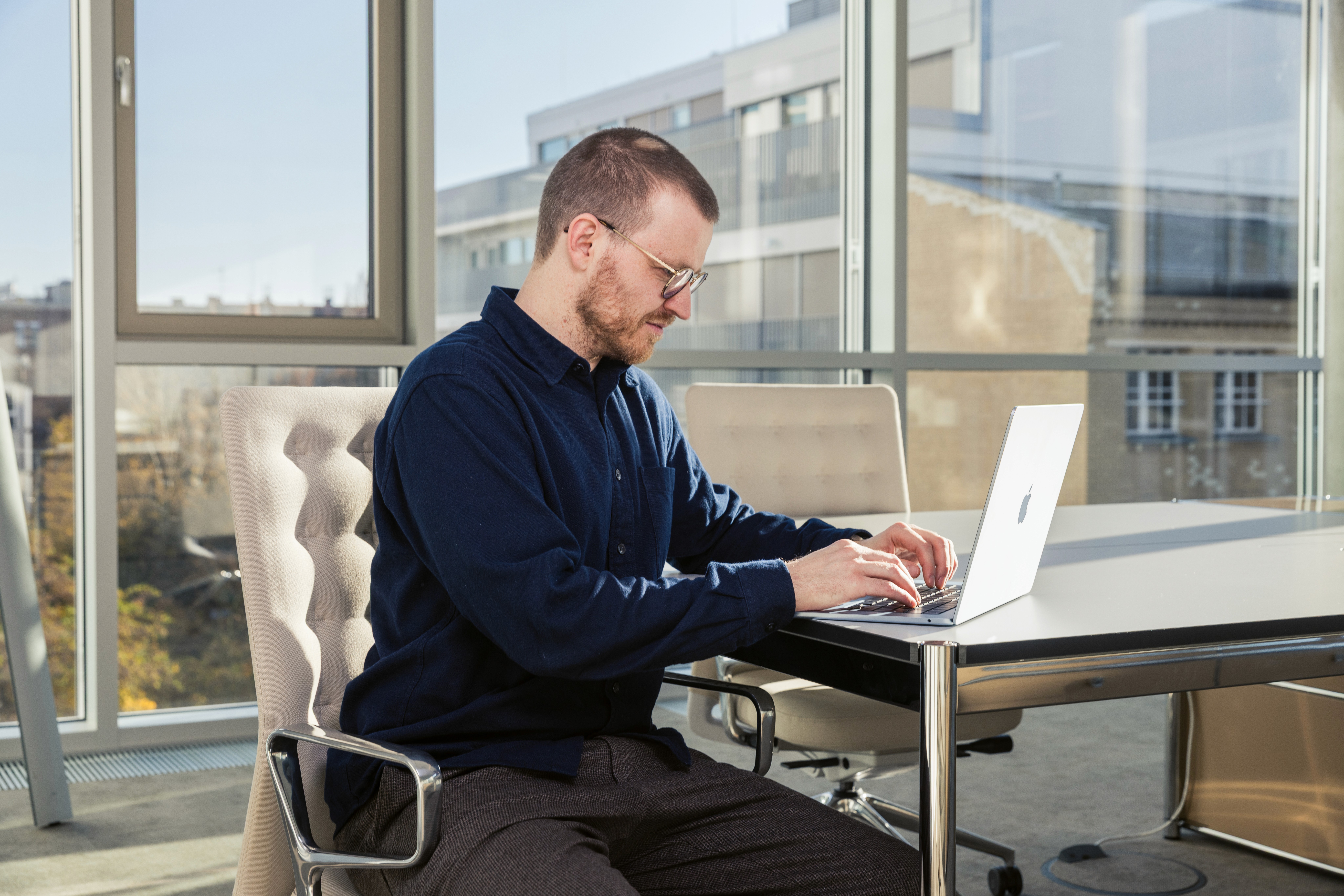 HR sitzt vor einem Laptop und nutzt die Indicium Technologies Plattform, um die Hintergrundüberprüfung von Bewerbern sicherer und schneller durchzuführen.
