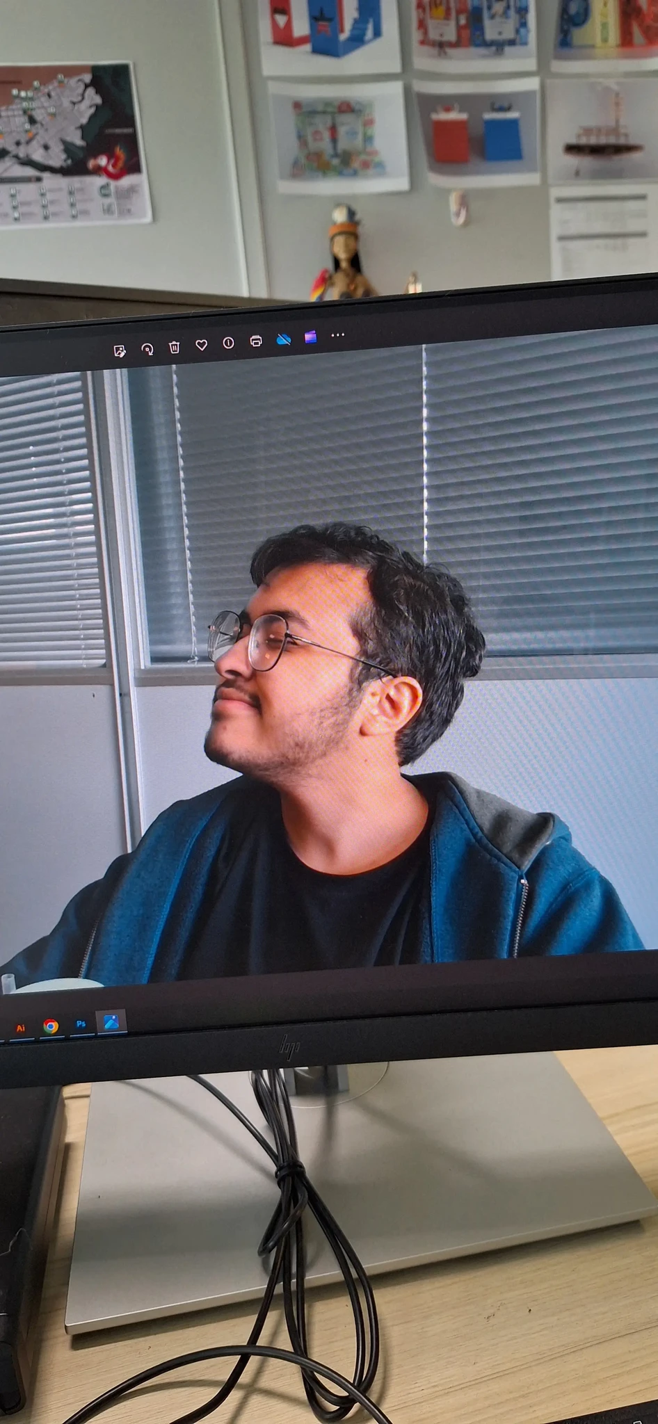 Foto de Clark Silva de perfil, com os olhos fechados. Ele tem óculos redondos, pele clara e cabelos escuros