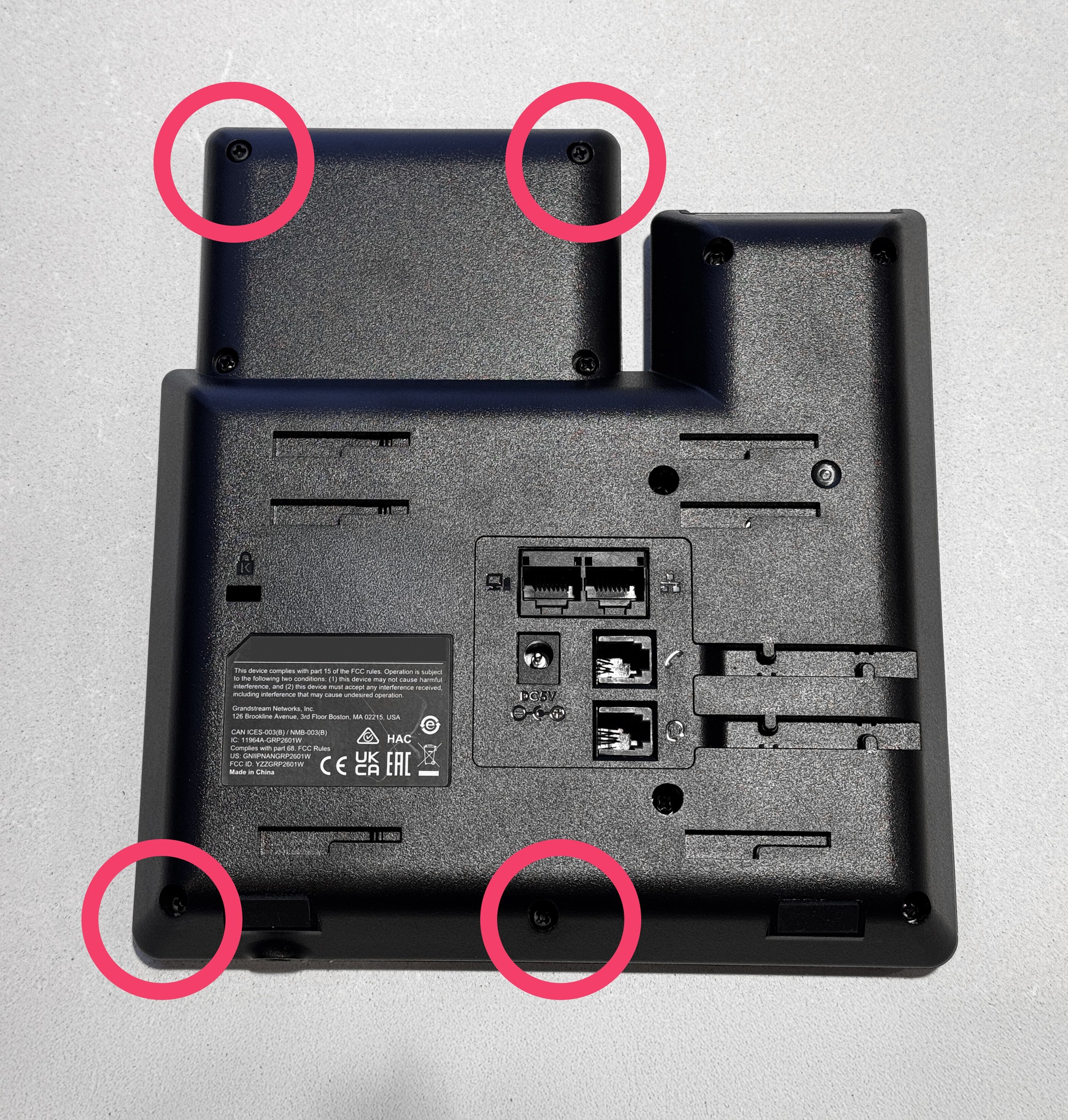 La localisation des vis derrière le téléphone