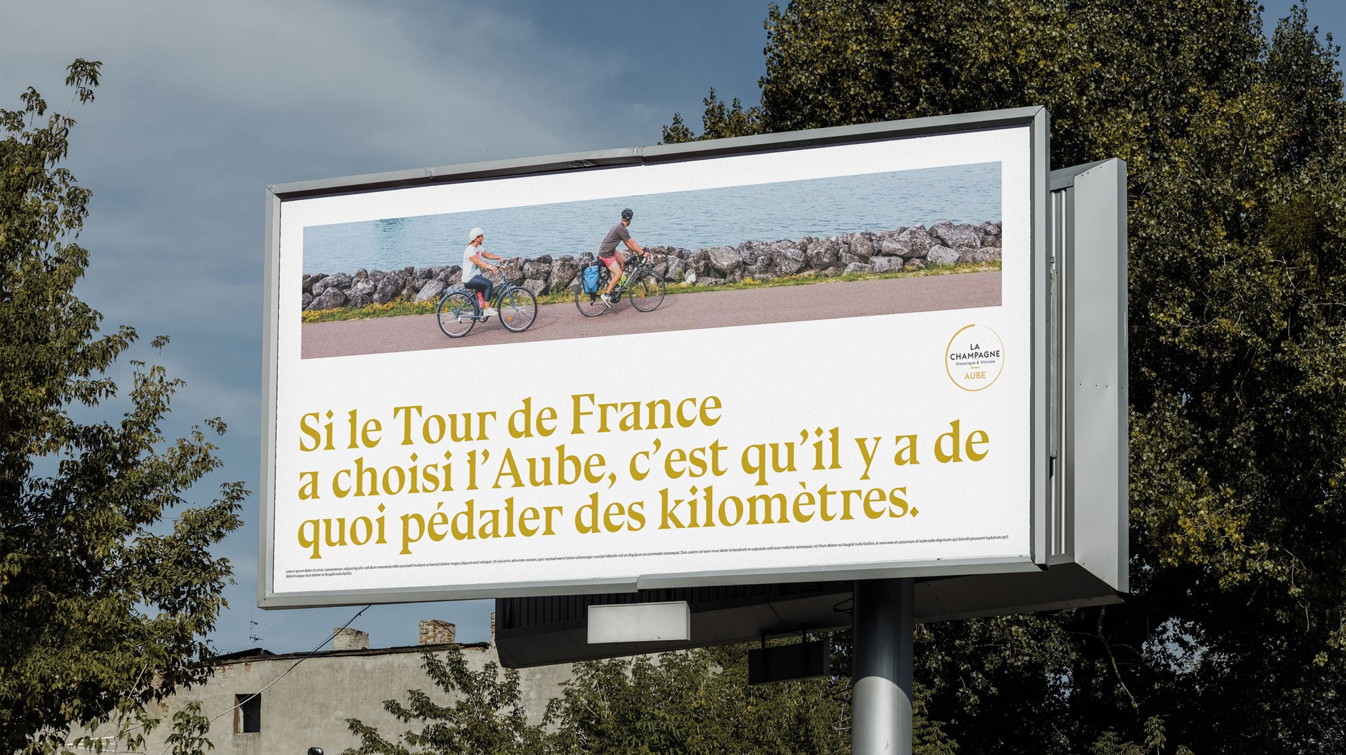 Affiche publicitaire urbaine type Billboard : Si le Tour de France a choisi l'Aube, c'est qu'il y a de quoi pédaler des kilomètres. 