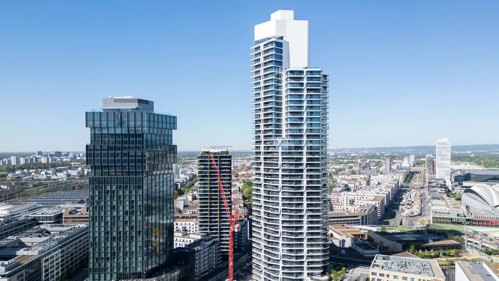 Grand Tower Frankfurt – Fassade und Skyline bei Nacht