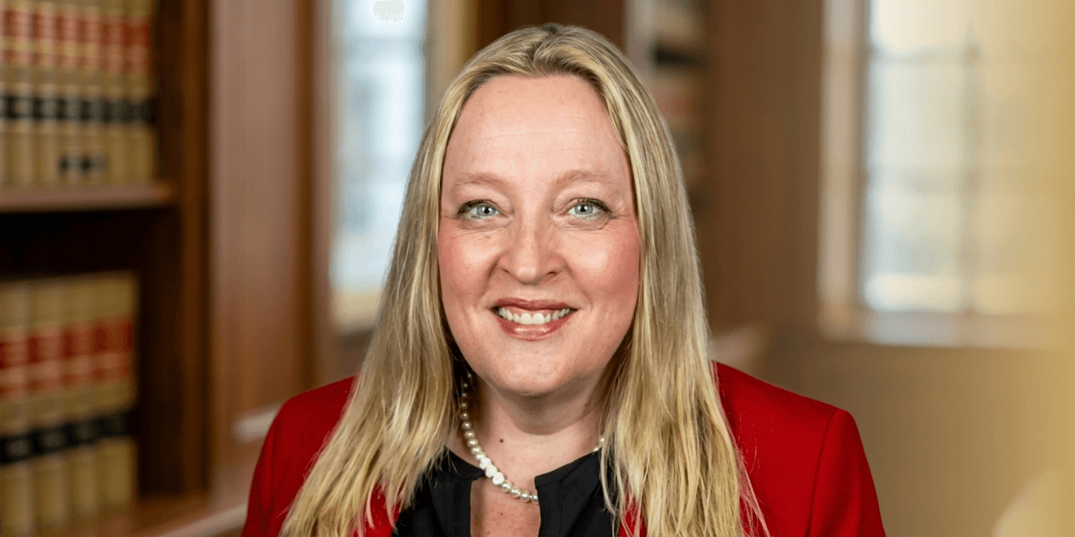 Professional portrait of resilience speaker, coach, and author Alicia Pozsony.