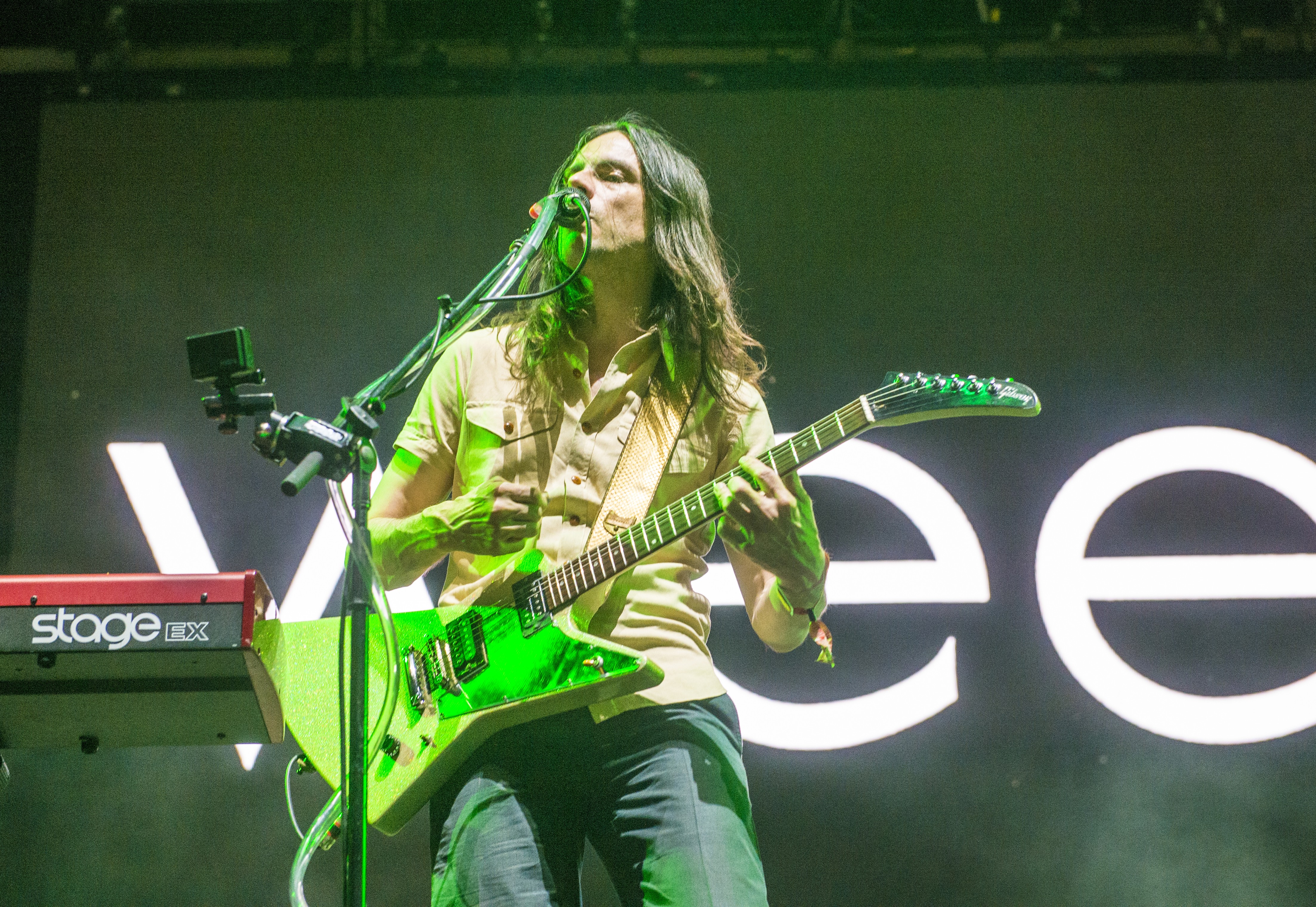 Brian Bell of Weezer using a talkbox live