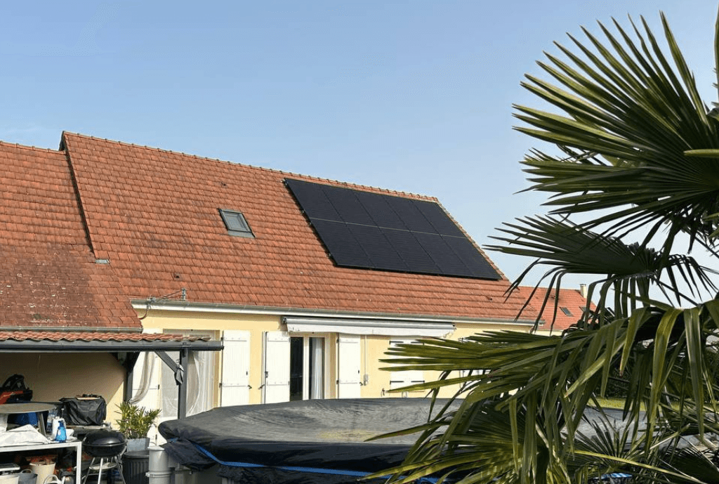 Photo d'un toit d’une maison à Saint-Ouen-en-Belin équipée de panneaux photovoltaïques dont l'installation a été faite par Solarock.