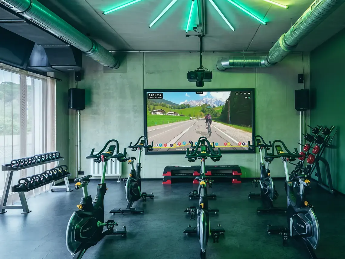 Spin studio in student accommodation in Göttingen with exercise bikes, weights and large training screen