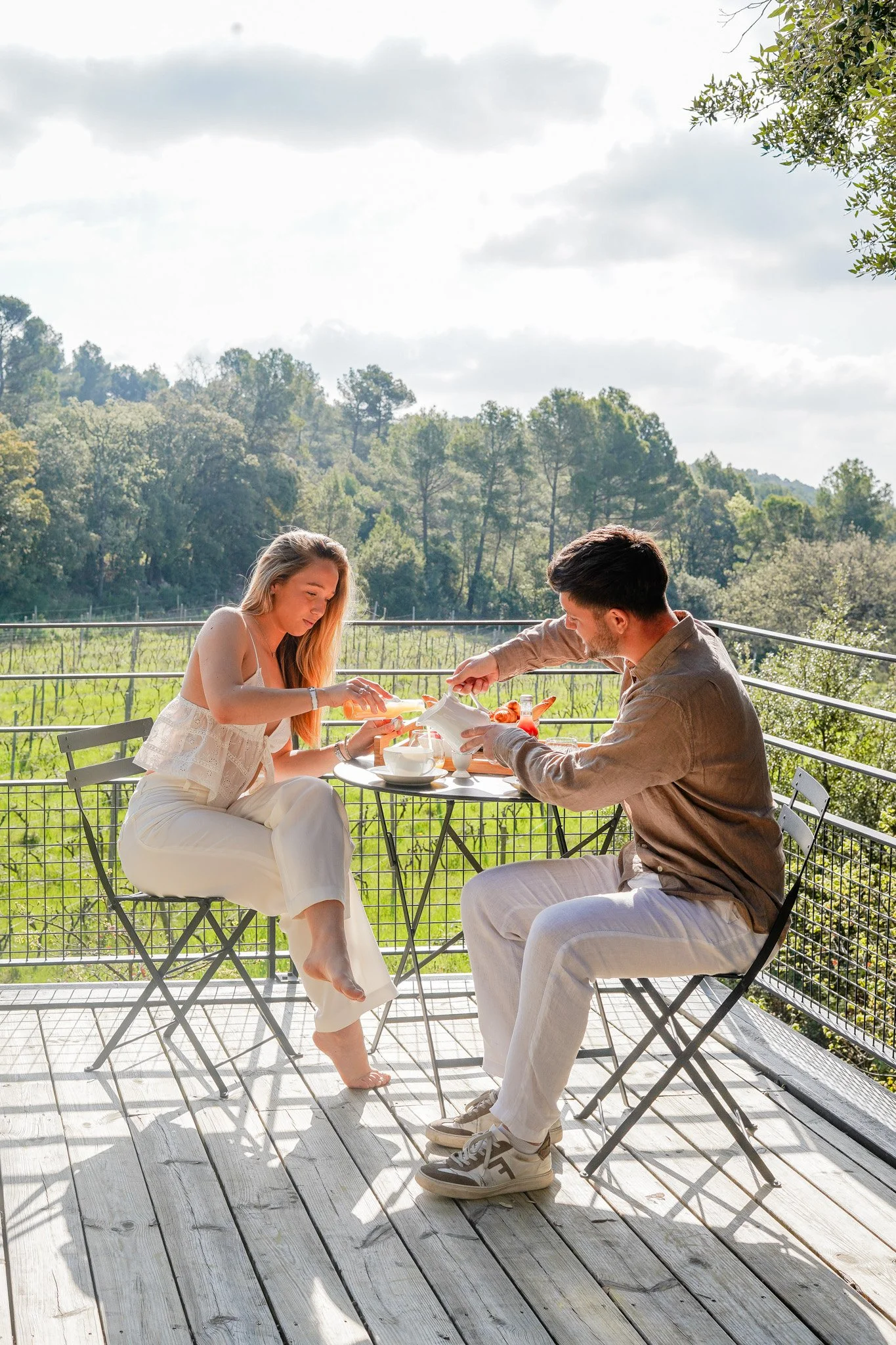 Petit-déjeuner en couple sur la terrasse de l'écolodge Copacabanon à Monte Verdi