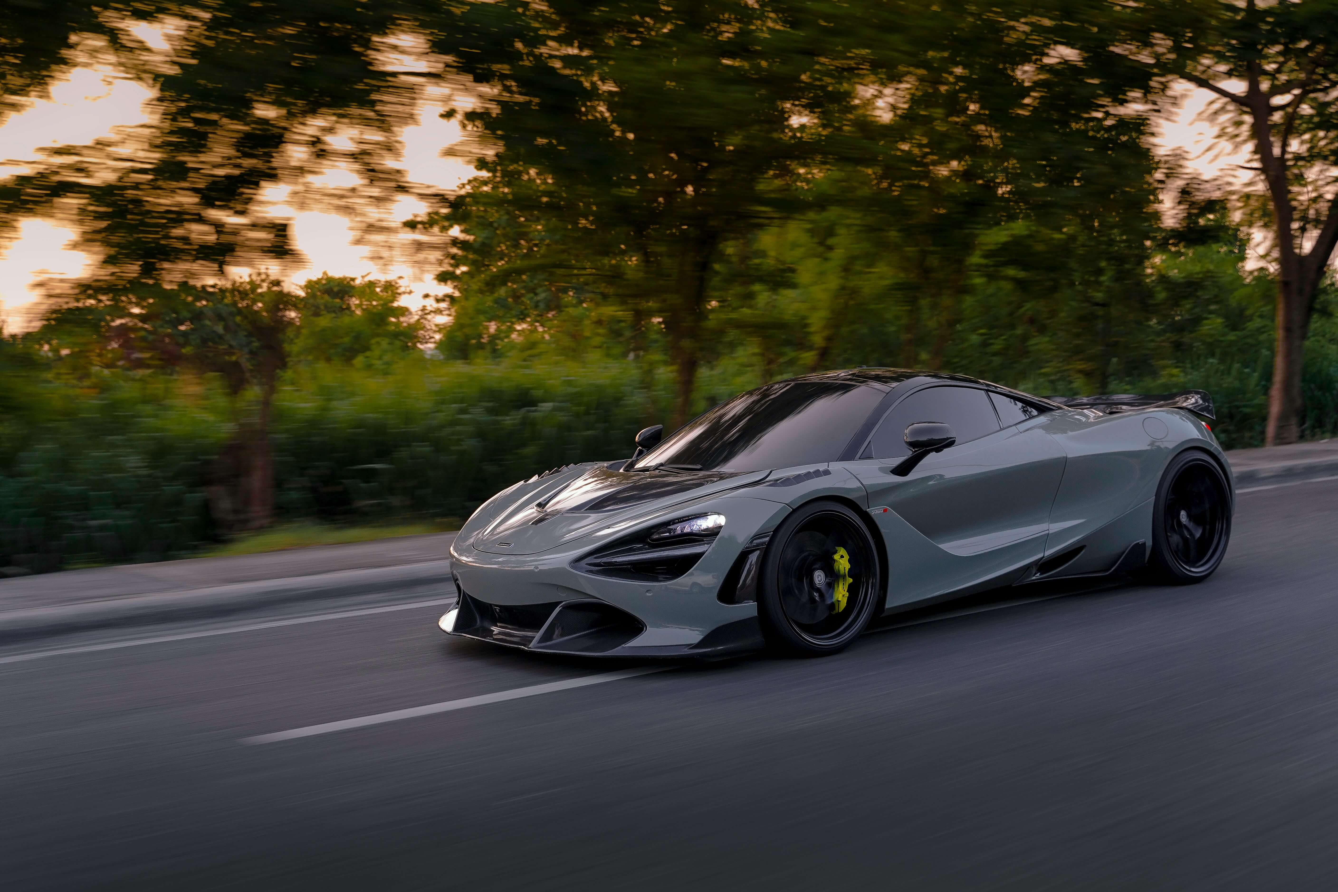 Hypercar auf der Straße – Versicherung für Supersportwagen und Unikate