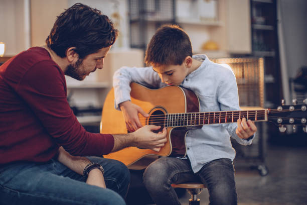 Alumno creando música en un estudio moderno