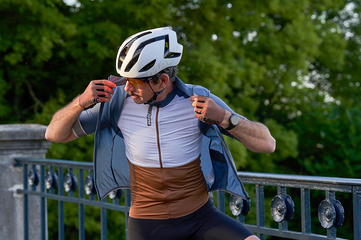 Photographie commerciale lifestyle  pour maillot et casque de vélo homme
