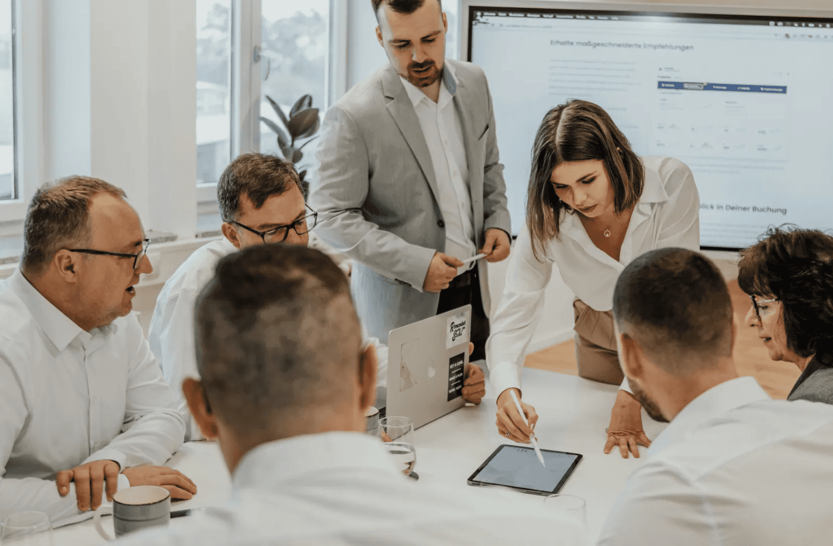 Teammeeting im Unternehmen mit digitaler Umfrage und Stakeholder-Dialog