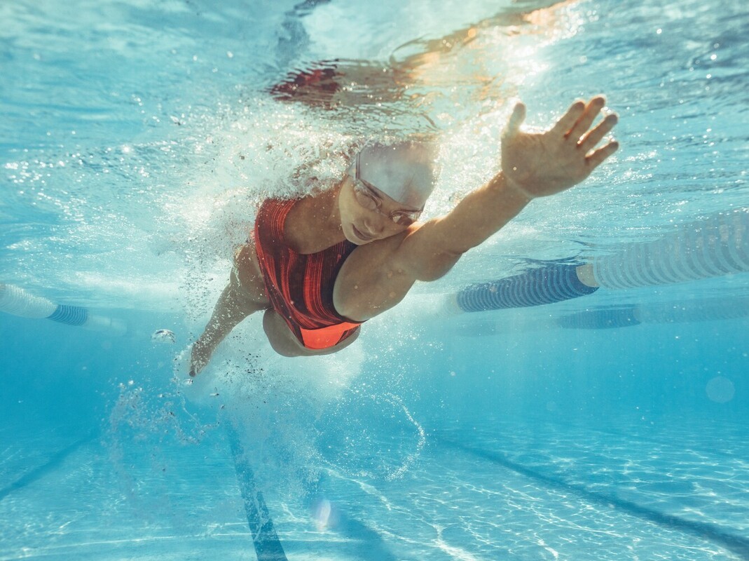 woman using good technique for her swimming workout for weight loss