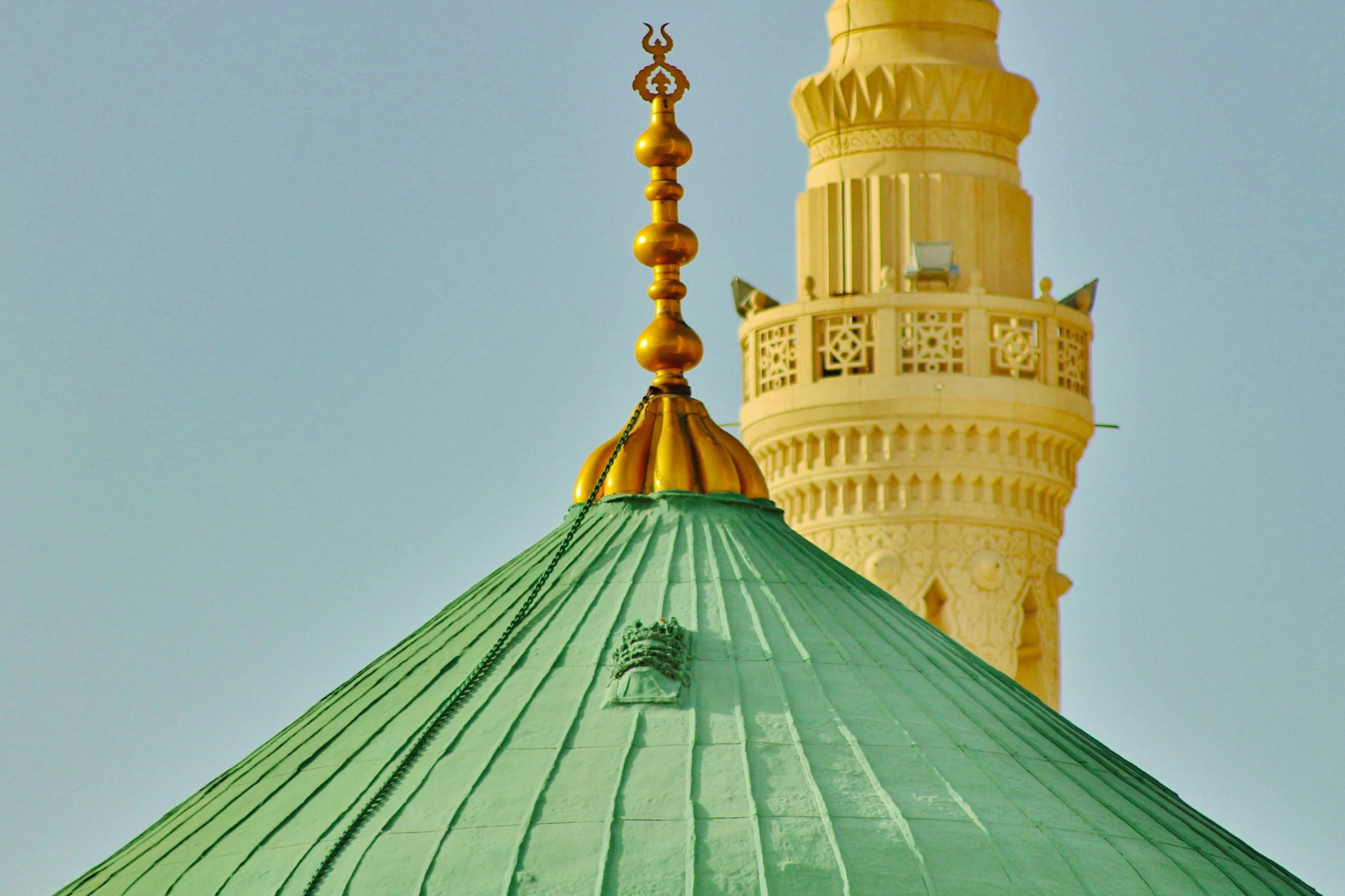 Groene Koepel (Green Dome) van Al-Masjid an-Nabawi in Medina, zichtbaar boven de moskee bij zonlicht.