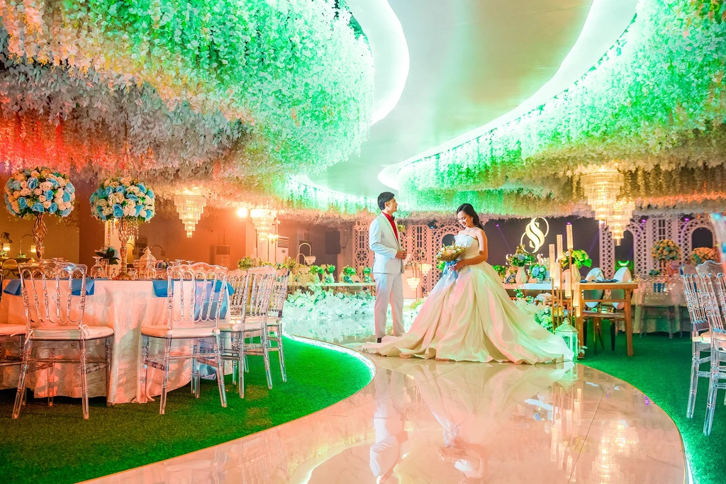 Wedding reception with round guest tables along the winding aisle of Celestia Hall